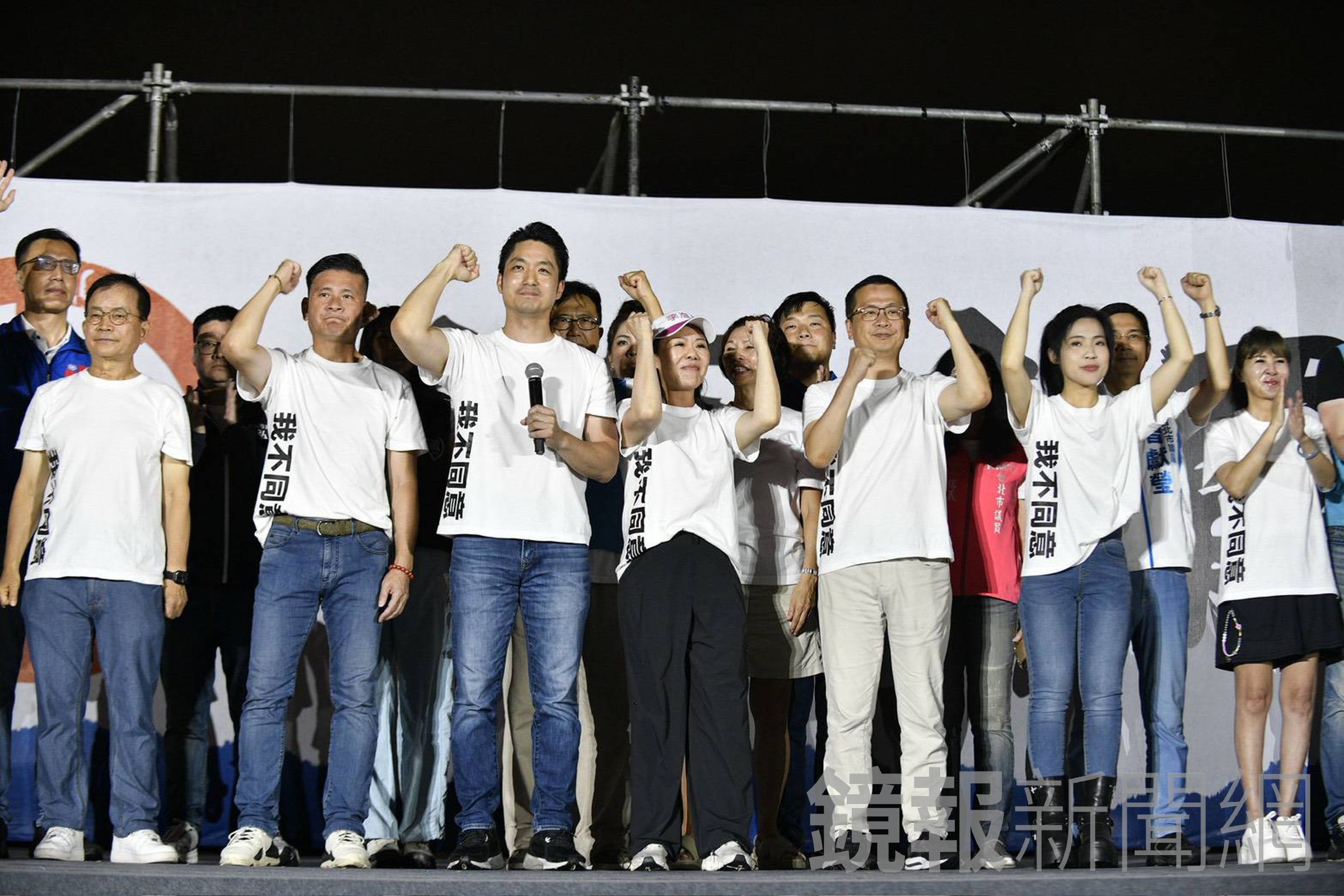 台北市長蔣萬安偕選區立委上台。