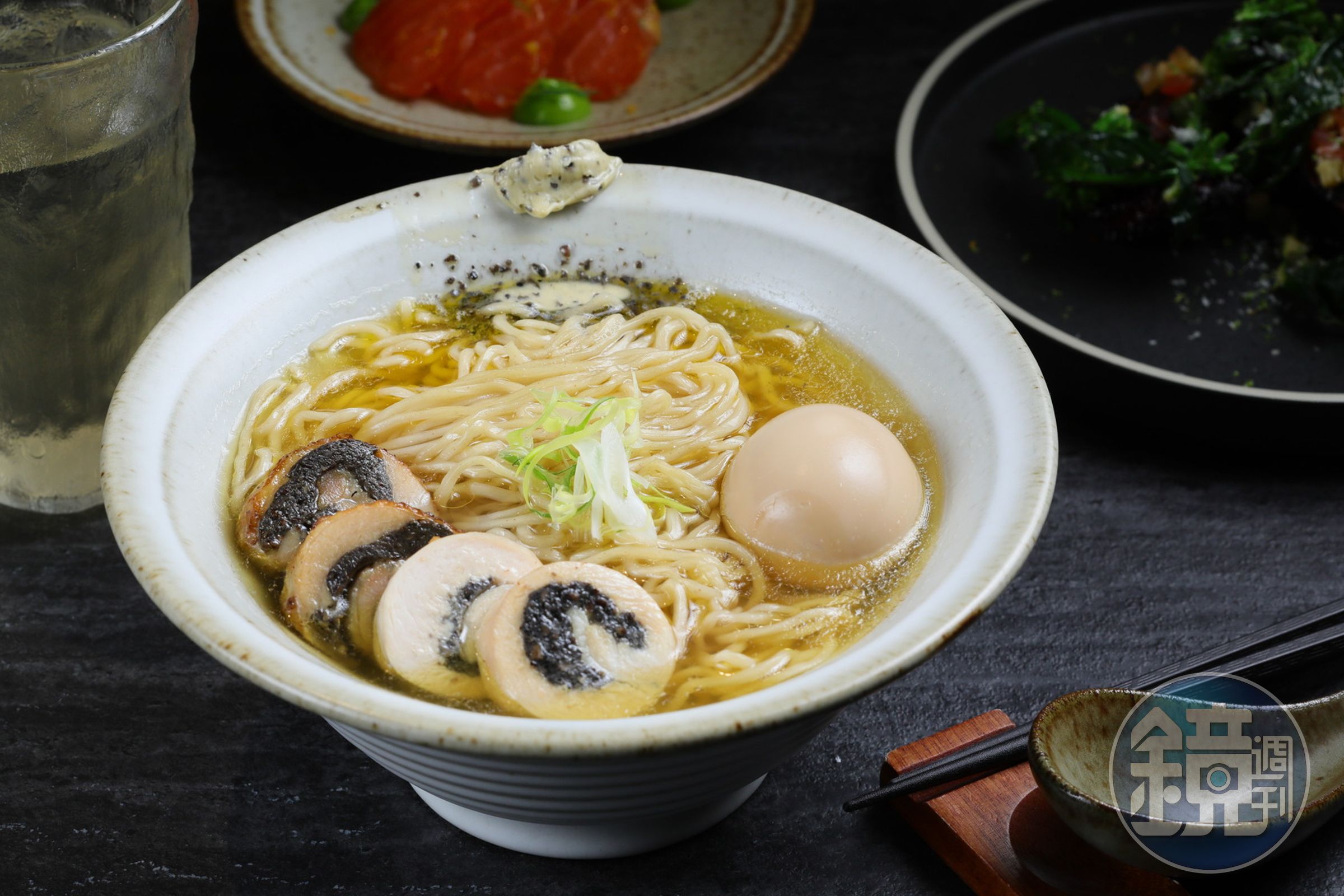 「松露奶油雞湯拉麵」以法式澄清湯系為湯底，放上隨著溫度上升融化的松露奶油，，每一刻的湯頭都獨一無二，，直至完美融合於湯裡。（320元／份）       