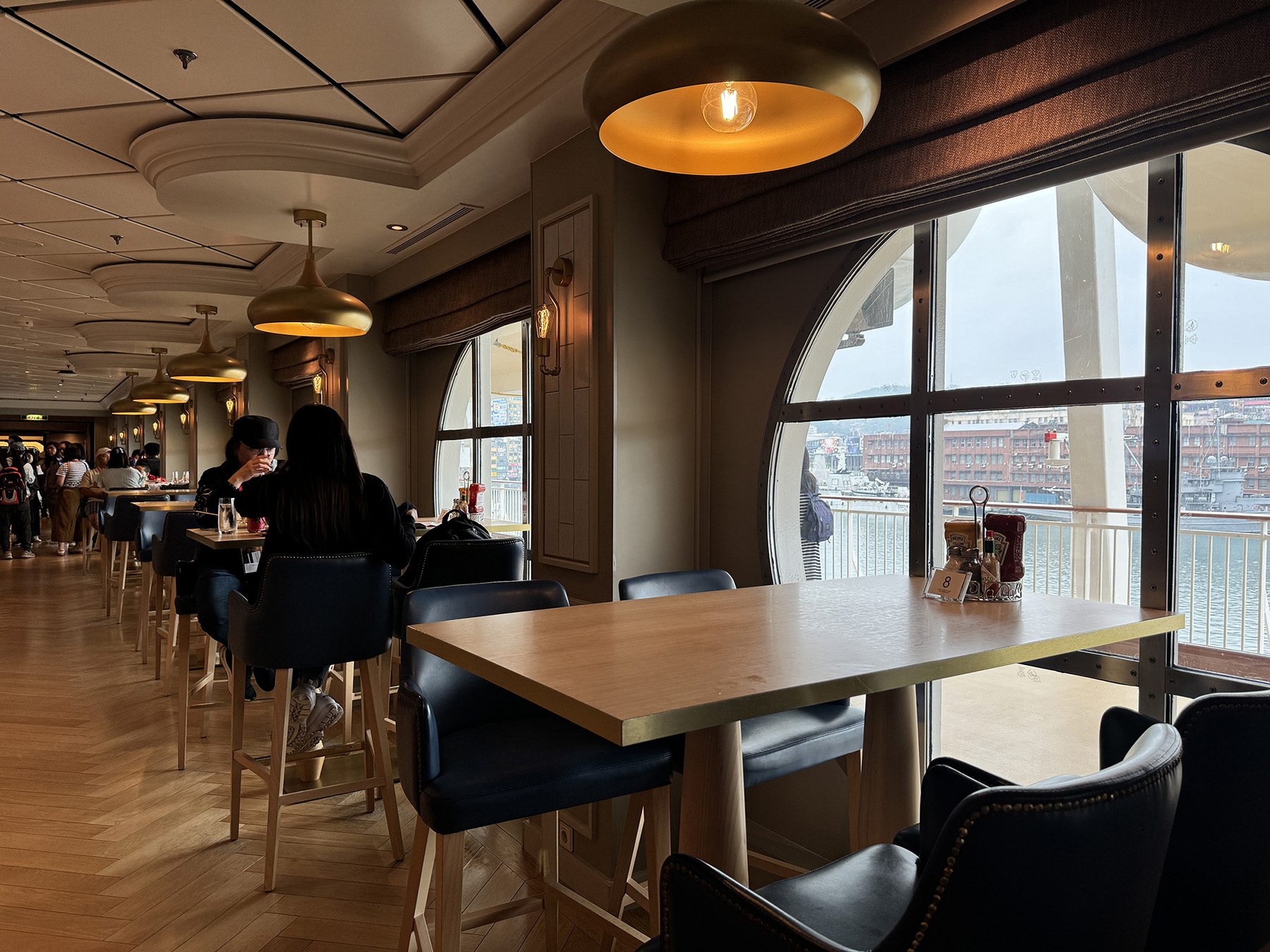 The Local 餐廳提供各式輕食及點心，包含漢堡、雞翅、沙拉、甜點等，而且24小時營業。