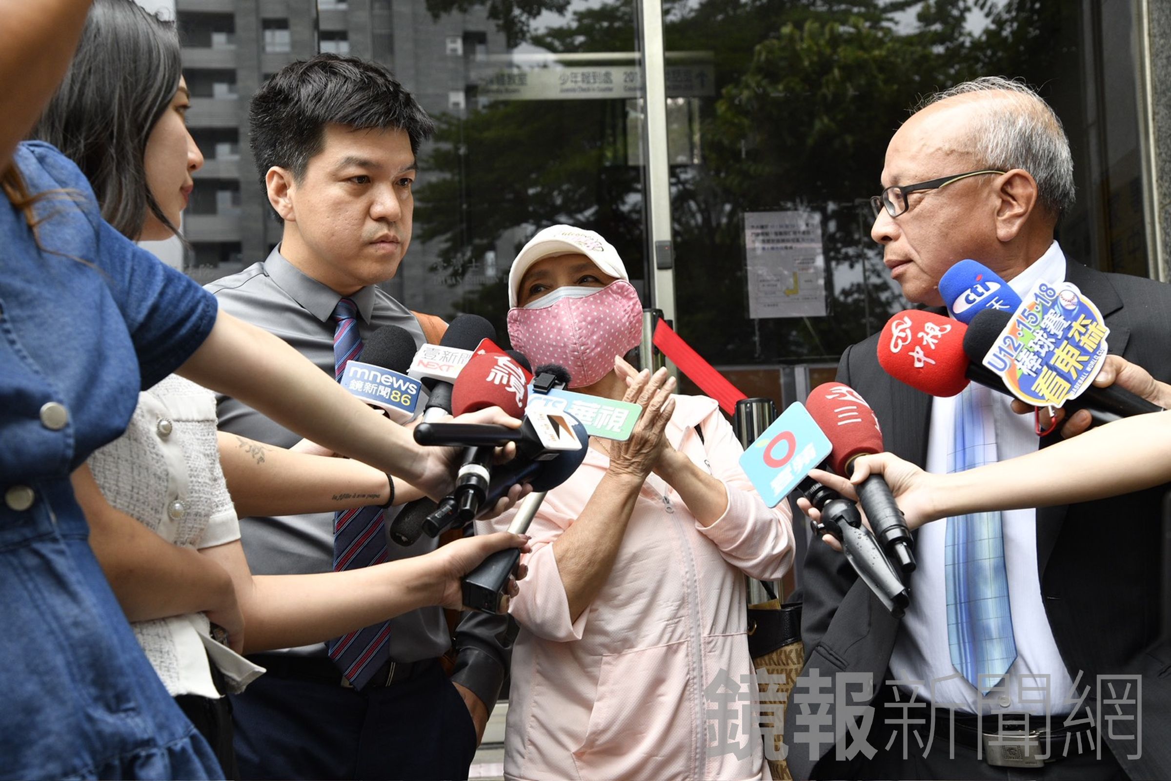 吳火獅私生女陳子婷的母親陳麗如今在律師陪同下出庭。（鏡報李智為攝）