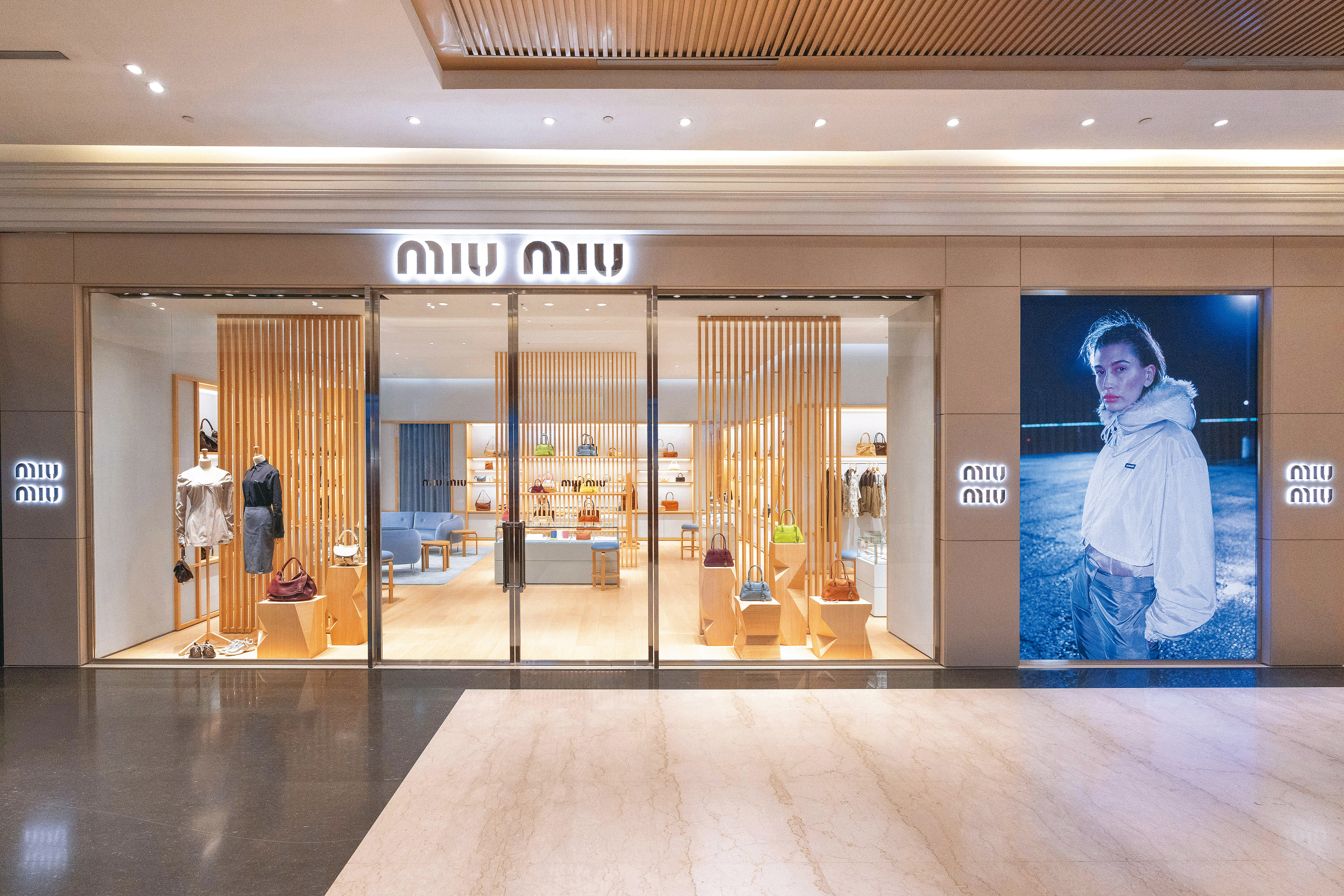 MIU MIU台北微風南山專門店以大面積玻璃櫥窗帶來輕盈通透感。(MIU MIU提供)