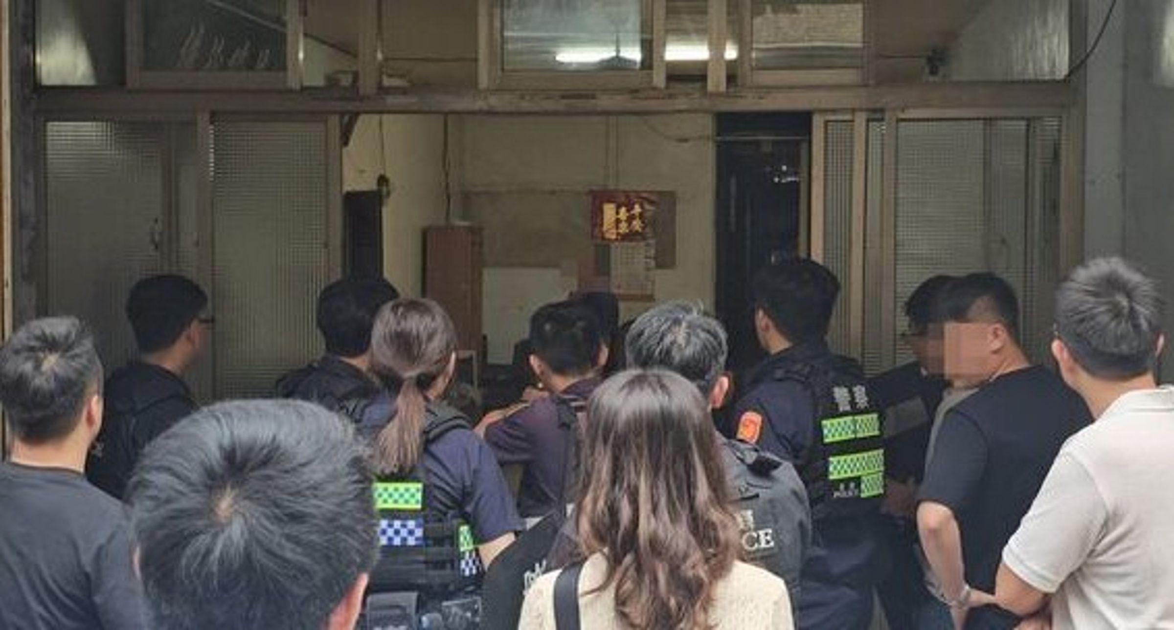 苗栗市街頭緊張對峙，嫌犯拒不放下綁在手上的刀。（翻攝畫面）