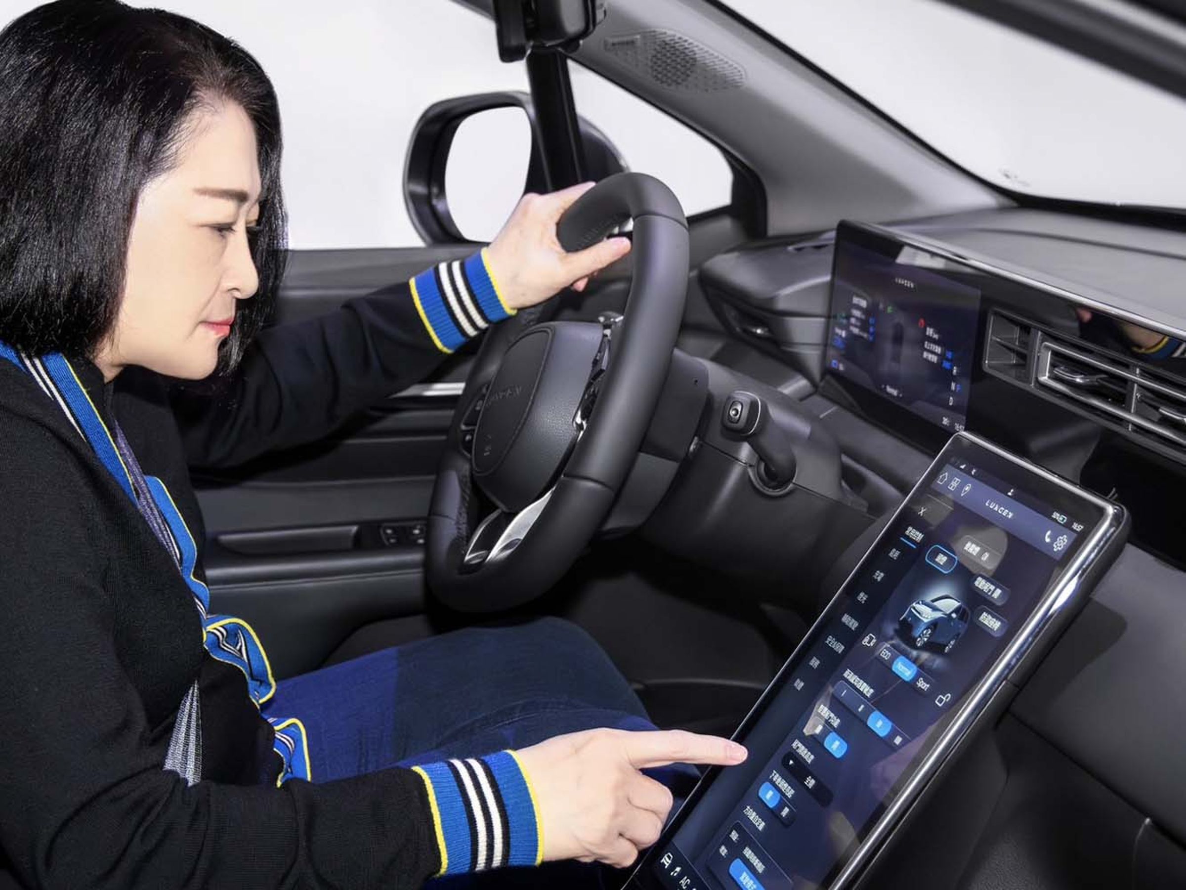 n⁷更全新升級搭載了「V2V 車對車供電功能」，已交車的車主，8月起也可以透過OTA的方式更新此功能。