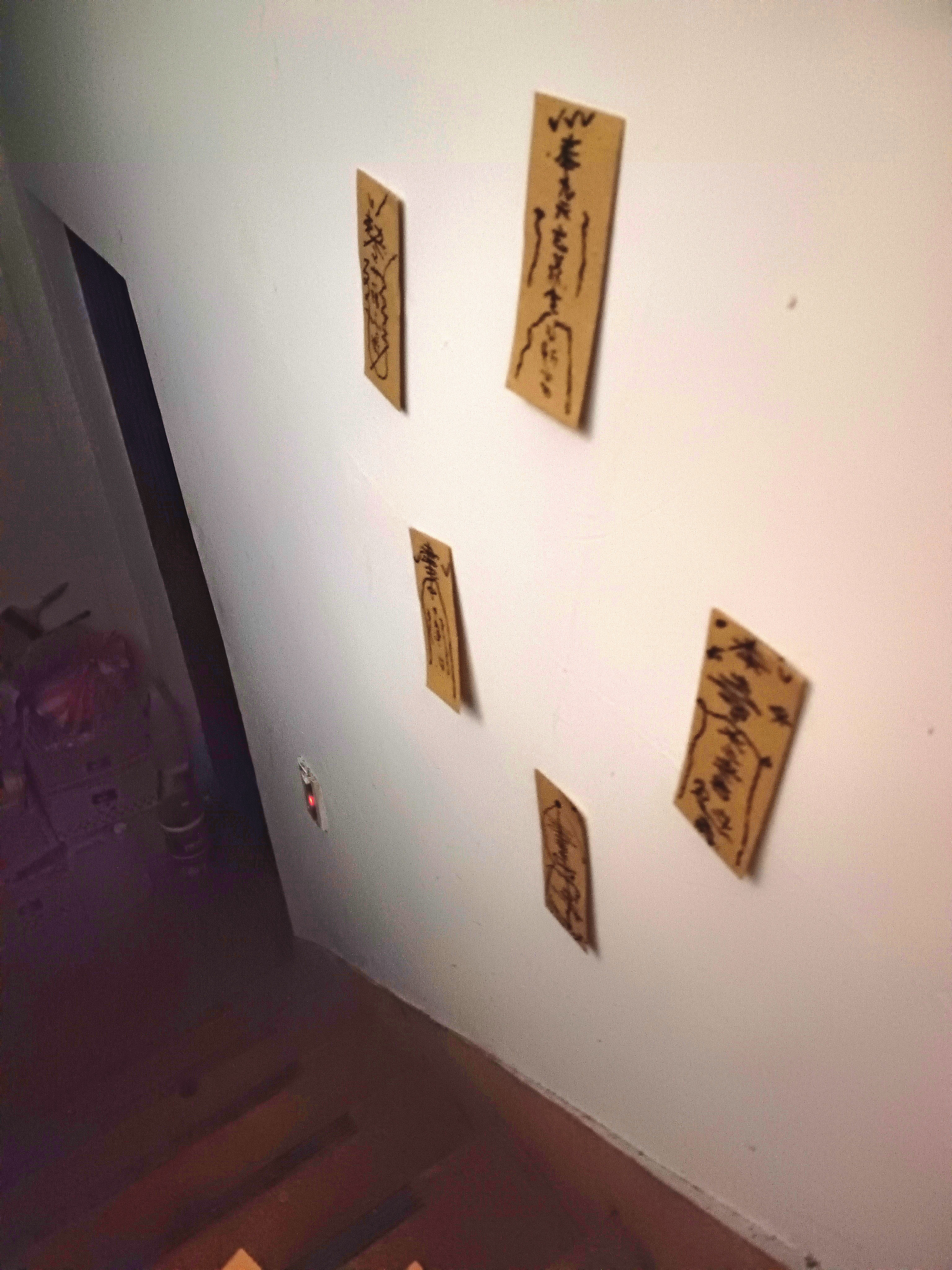 蘇春柑在神壇內貼滿符咒,看來相當詭異。(示意圖)