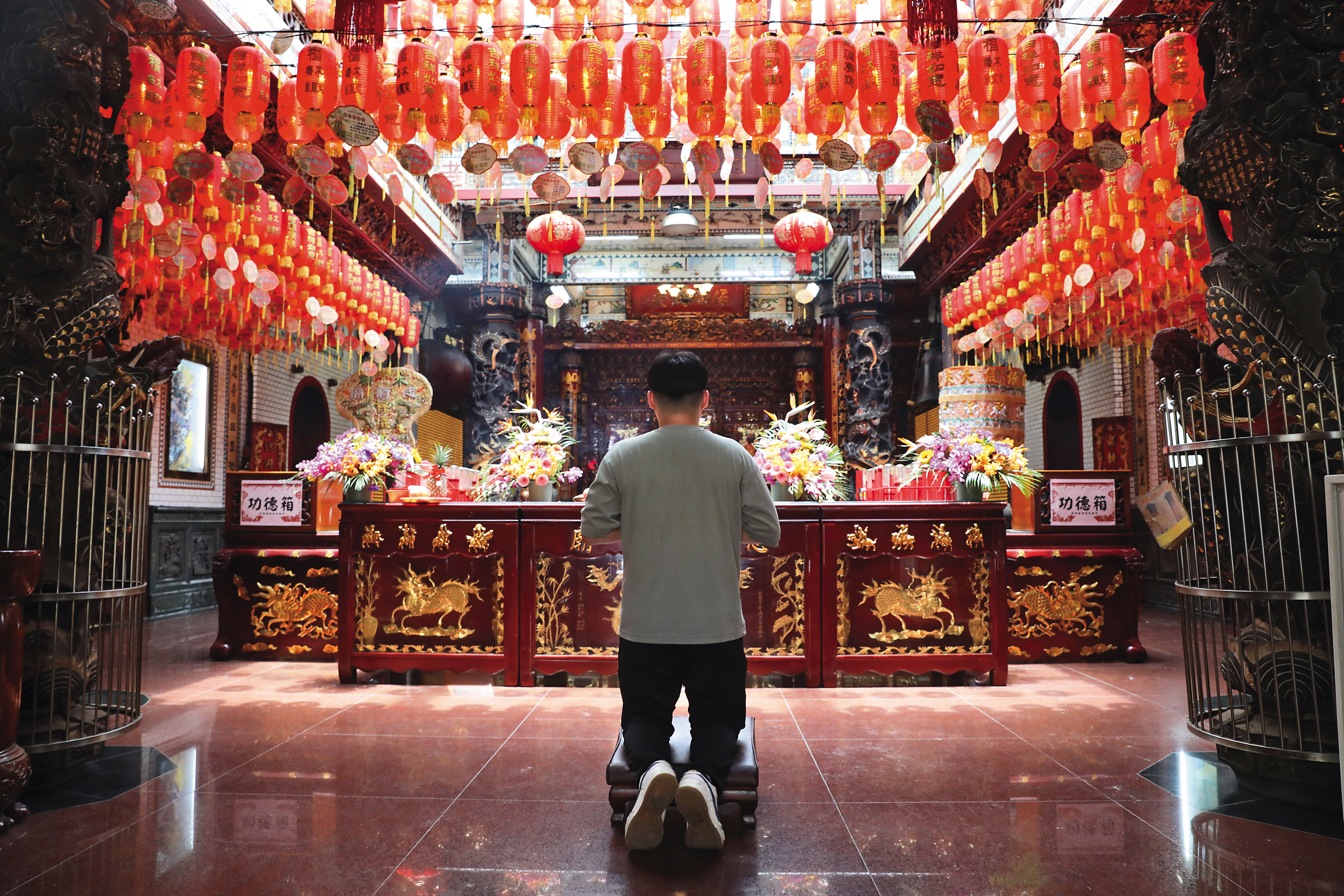 Shaun並不打算藉報導宣傳自己工作的宮廟，和我們約在地方大廟參拜受訪。