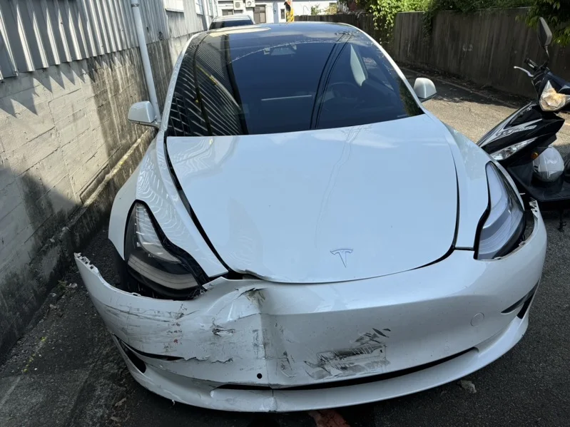 何男所駕的特斯拉車頭也因撞擊出現明顯凹陷。（翻攝畫面）