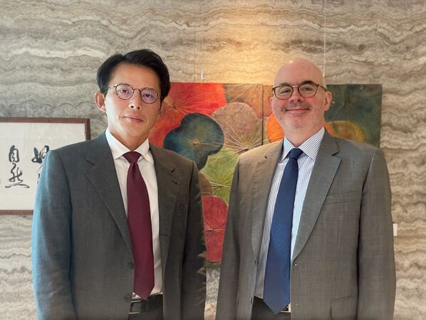 黃國昌快閃出訪美國，行程內容卻三緘其口，被外界認為是雙標。（翻攝自臉書@美國在台協會）