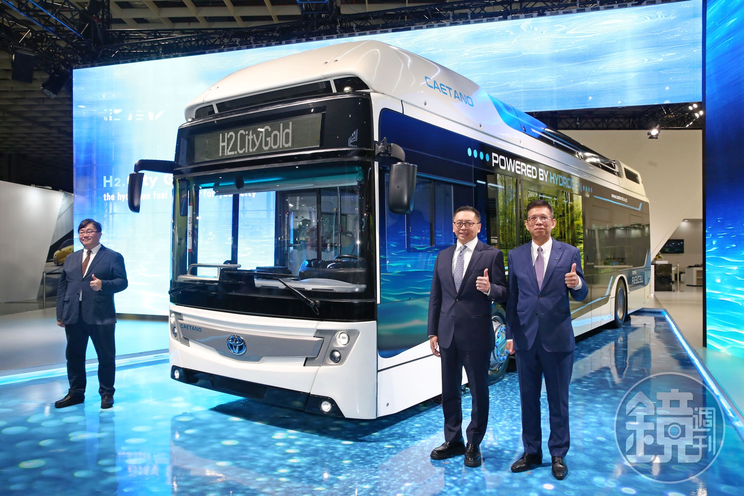 睽違4年的台北車展再度登場，和泰車總經理蘇純興（右二）期許，氫能巴士的導入，能推動台灣加速邁向零碳社會。