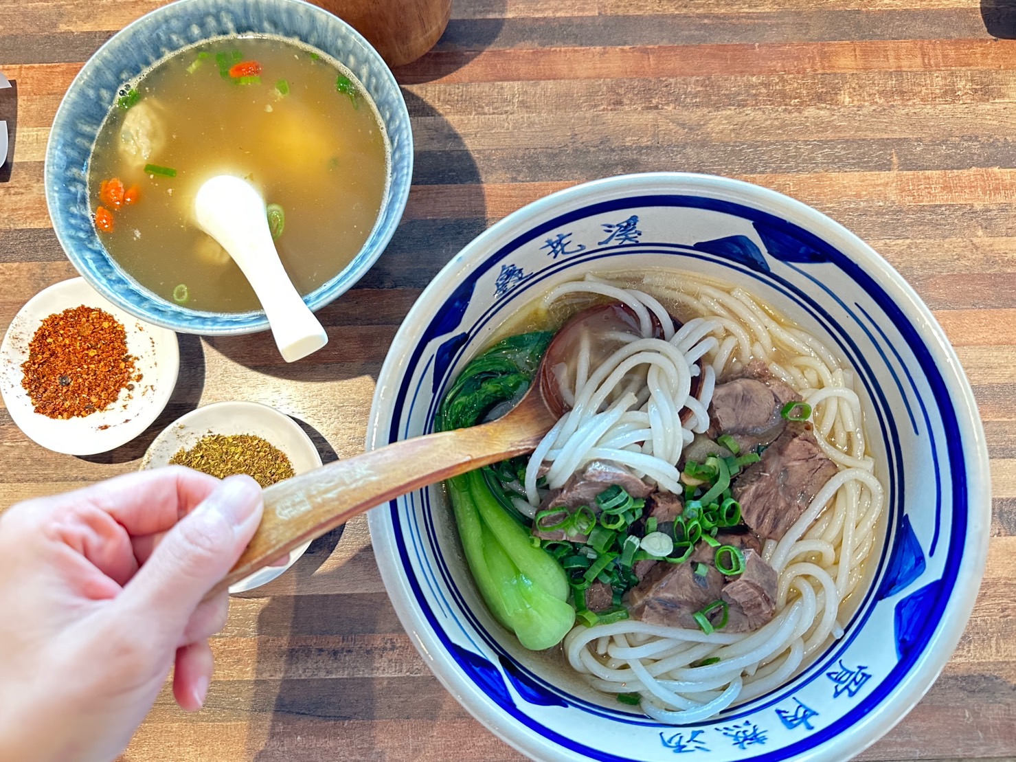 「鑫花溪牛肉米粉」招牌「經典原汁半筋半肉米粉」，將秘製香辣古湯搭上花椒粉、辣椒粉，讓嗜辣者完全降伏。（169元／碗）