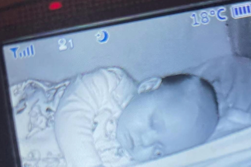 媽媽以為女兒的眼睛出了可怕的狀況，真相卻讓人哭笑不得。（翻攝畫面）