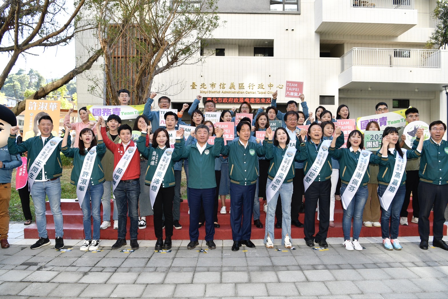 民進黨總統參選人賴清德領銜，帶隊登記參選立委。