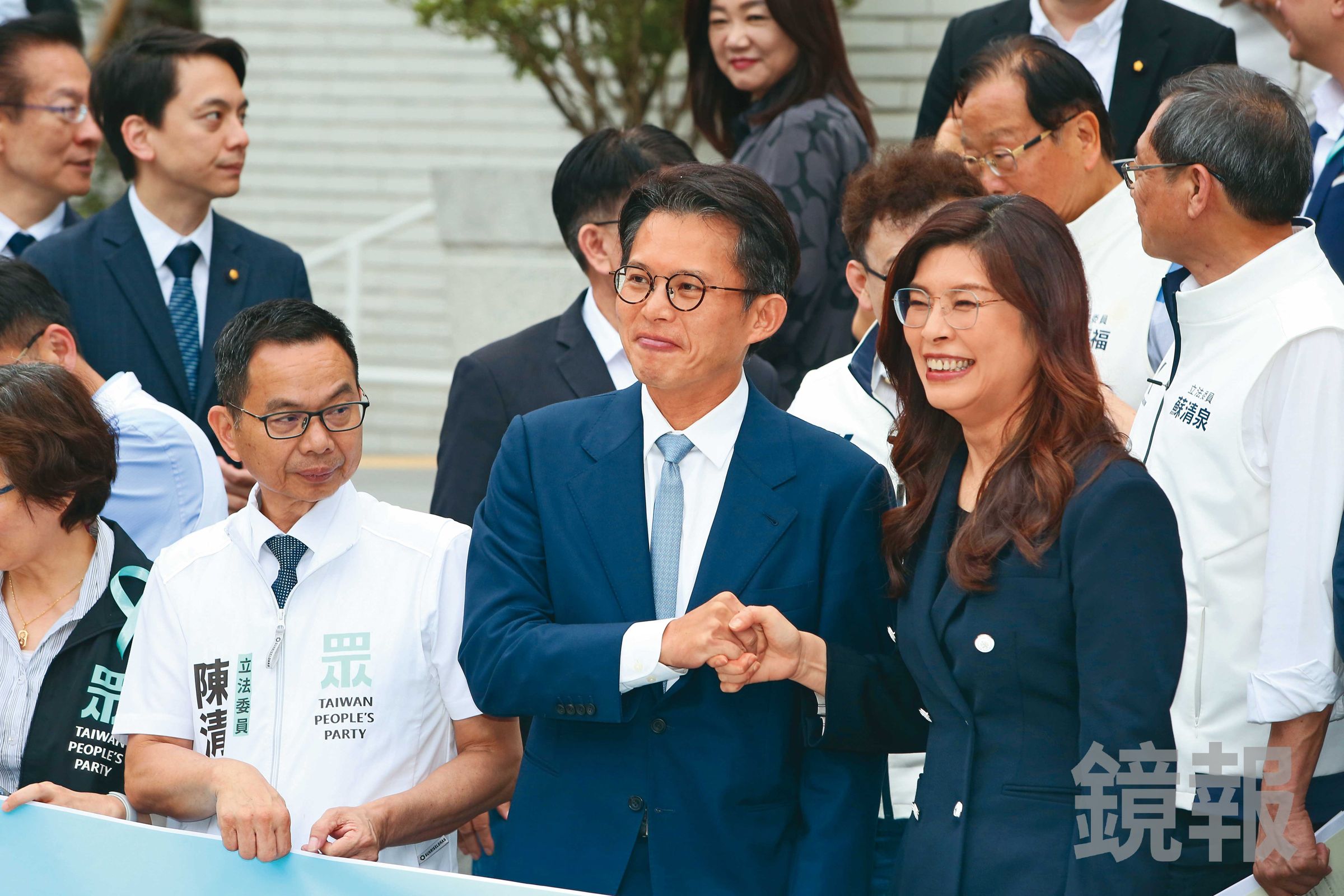 藍白兩黨主席鄭麗文(右)、黃國昌(左)有直接溝通管道,雙方合作愈來愈穩固。(鏡報姜永年)