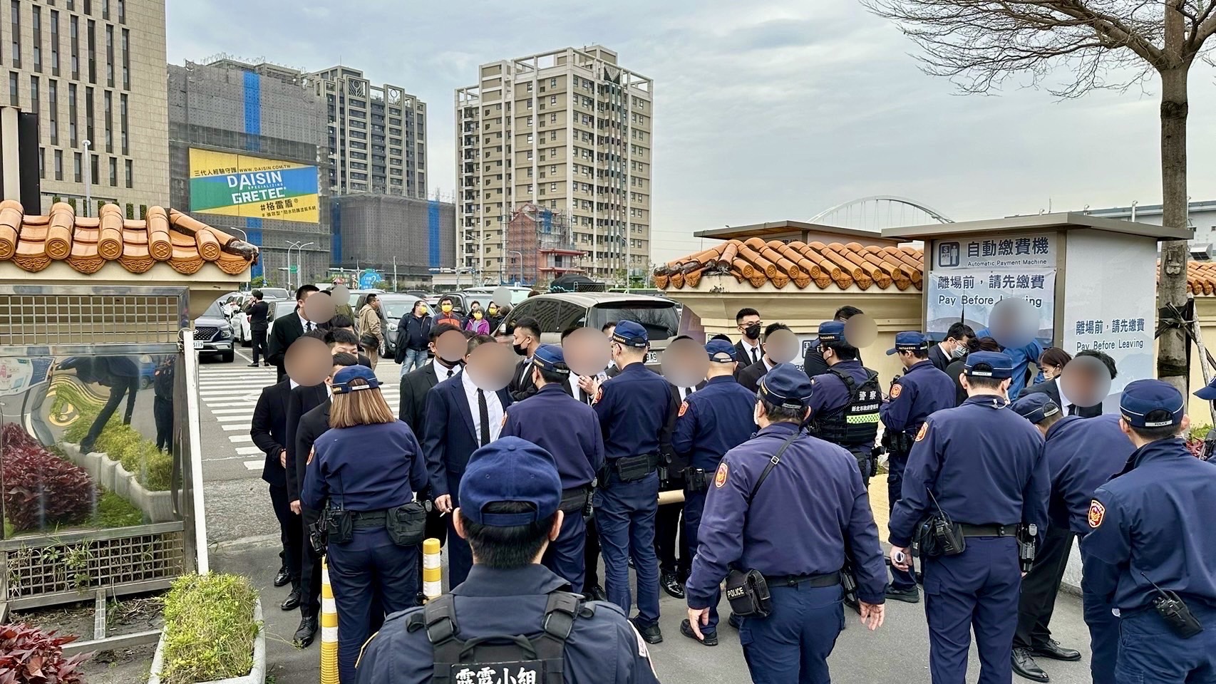 曾任天道盟副會長「熹董」余昱熹日前病逝，今日上午在新北市立殯儀館舉辦公祭儀式，約有千人前往弔唁。（海山分局提供）