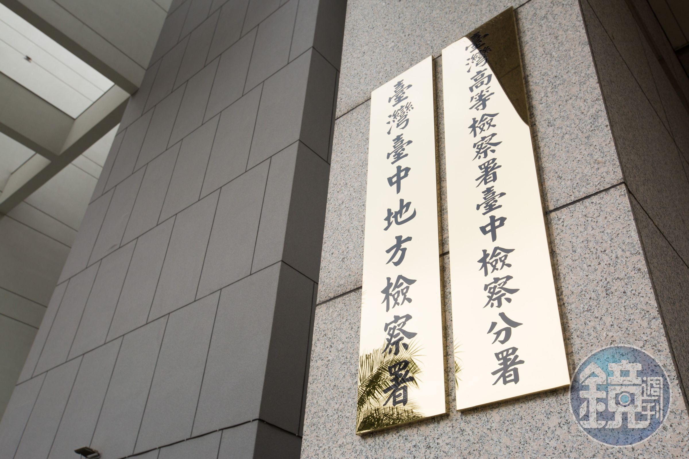 針對豐原五口命案,台中地檢昨天展開第二波行動,其中當鋪業者52歲林男、39歲張男被列為嫌疑人,昨晚移送中檢複訊。(本刊資料照)