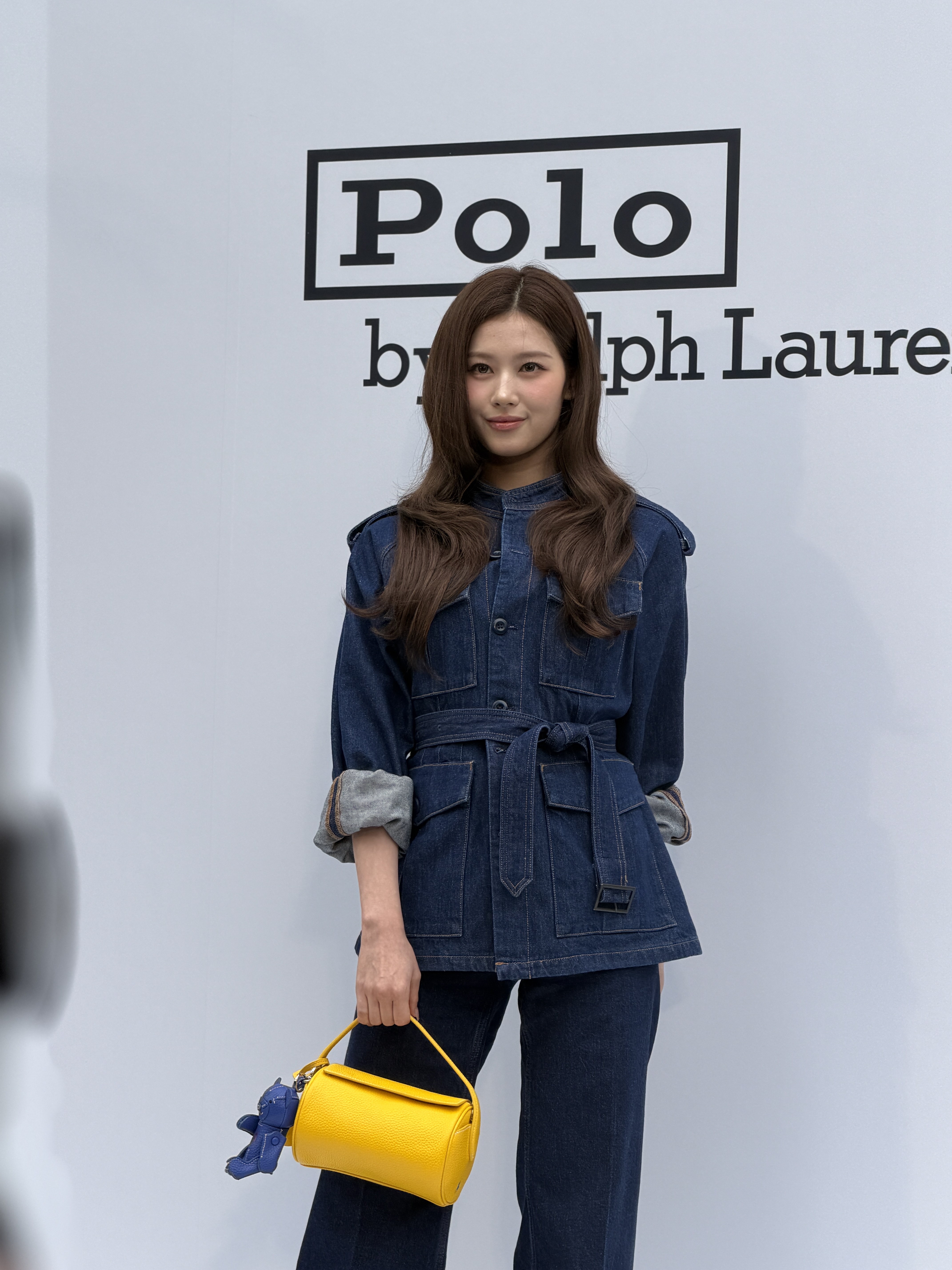 Sana推薦手上的金絲雀黃色Polo Play迷你桶包很適合跟朋友出門拍照。