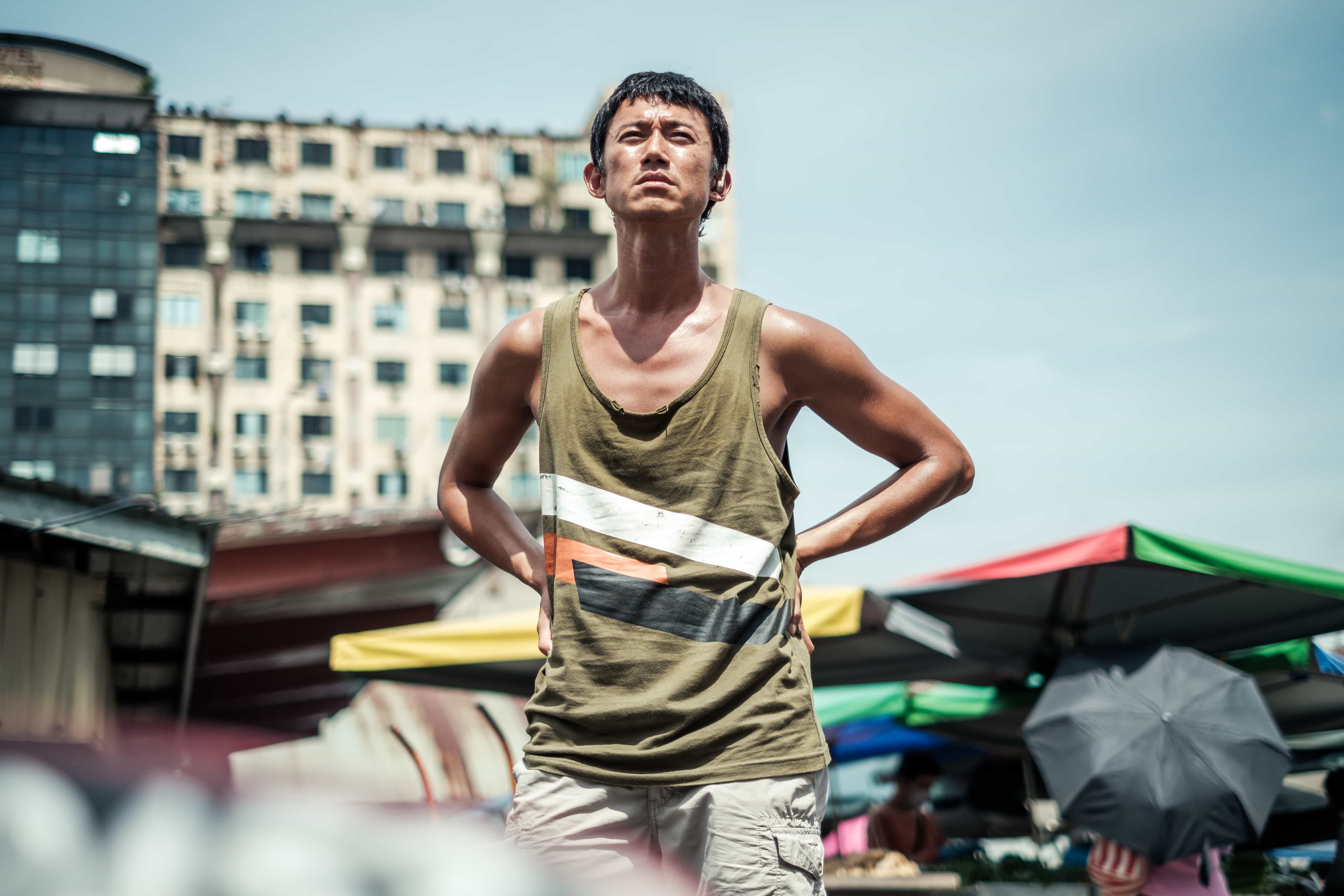 儘管不是當地人,角色也無法透過台詞、語言呈現情感,但吳慷仁精湛的演出依然榮獲本屆金馬最佳男主角提名。(甲上娛樂提供)