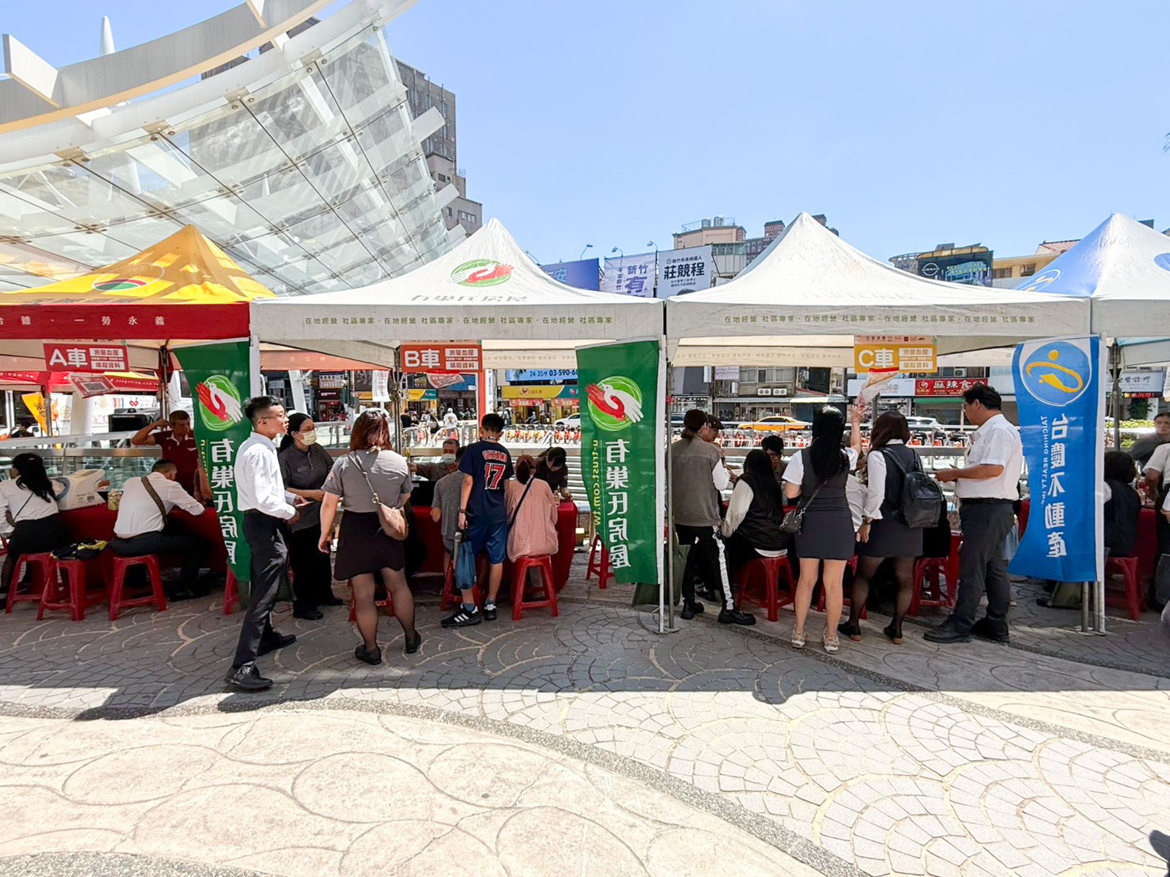 竹苗地區加盟店夥伴挽袖捐血響應,新竹場募集1219血袋,第二次單場突破1千袋熱血。(圖/永慶房產集團提供)