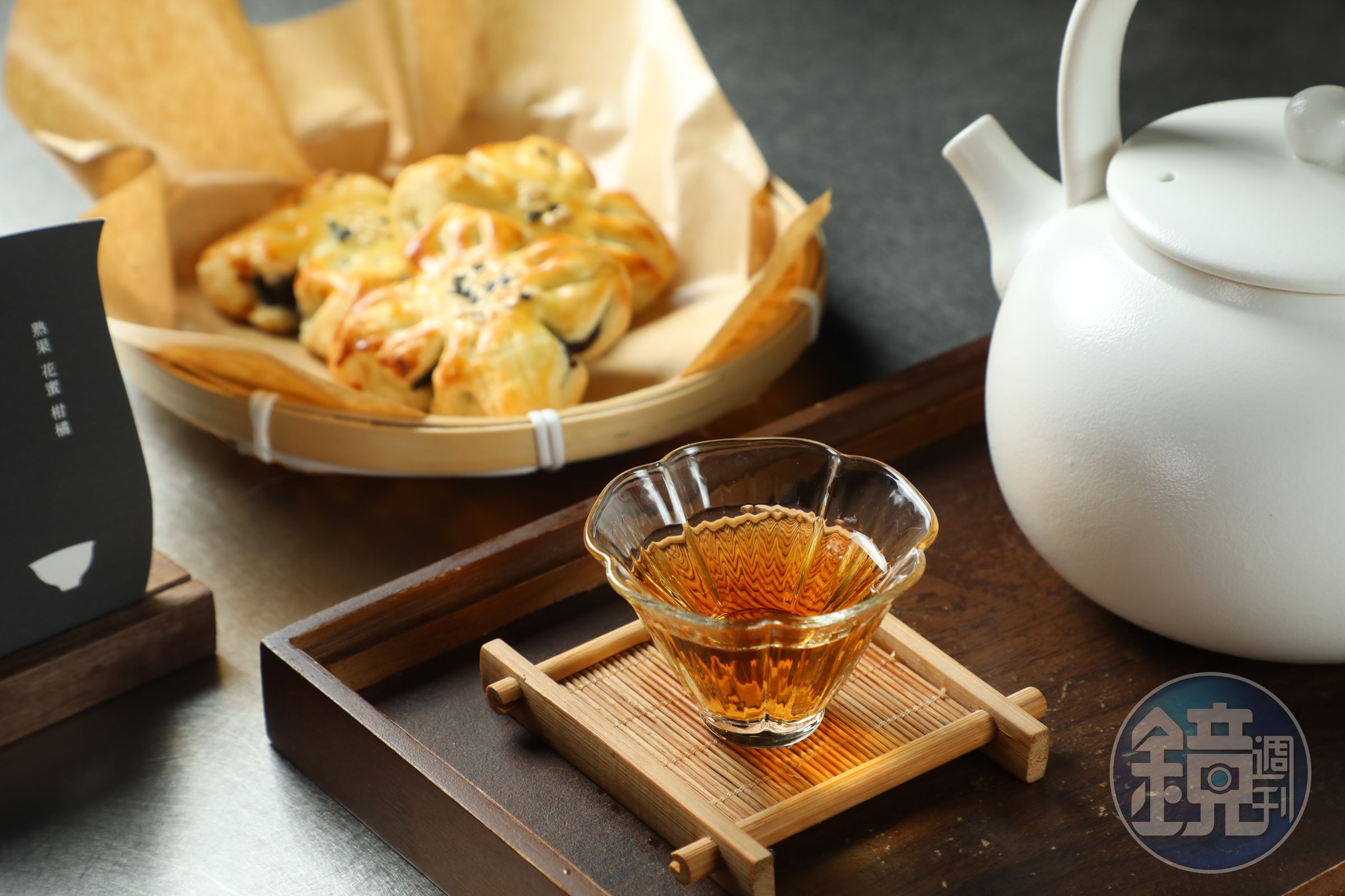精品煮茶中的梨山蜜香紅茶「一騎紅塵妃子笑」（前，250元／壺），與包入綿密豆沙餡的「荷花酥」（後，125元／份）是絕佳拍檔。