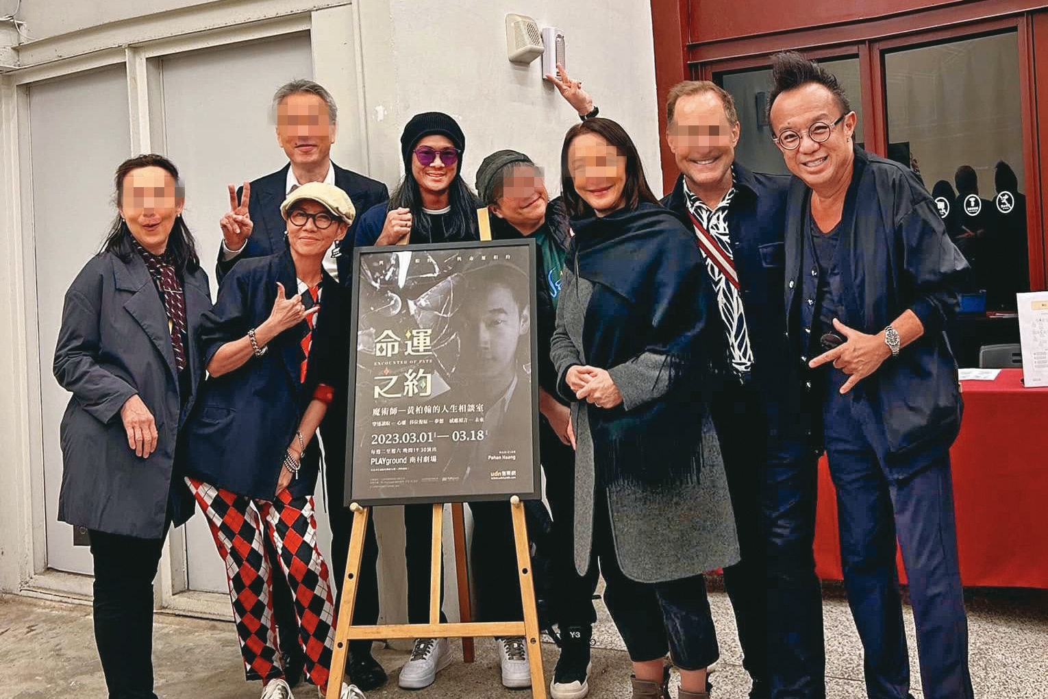 Vicky（左二）與黃大煒（右一）、黃大煒的兩位姐姐之前關係頗佳，直到黃大煒驟逝，雙方陷入僵局。（翻攝自Vicky臉書）