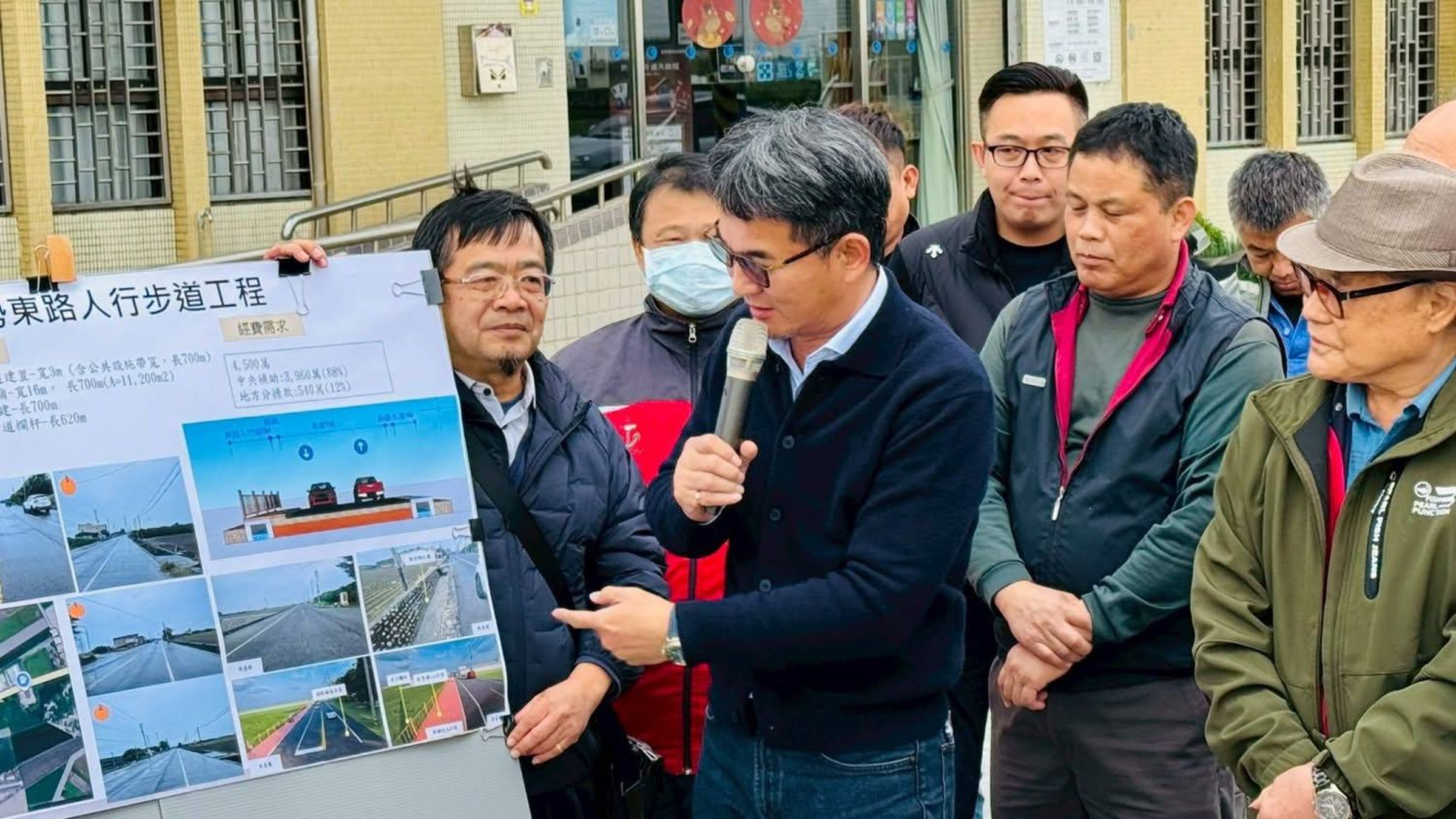 會勘人員討論各項可行計畫。劉建國立委辦公室提供