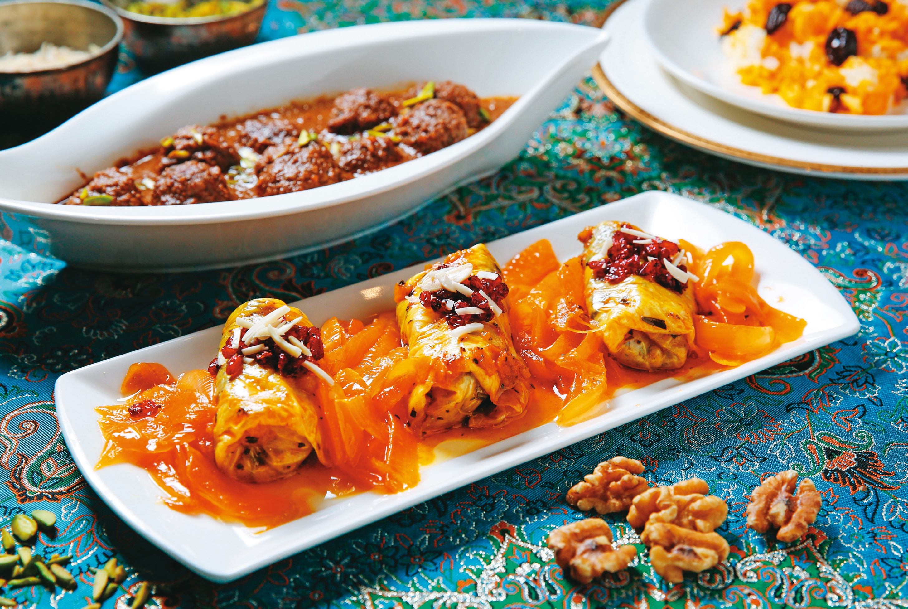 「一千零一夜廚房」的「中東釀菜」用葡萄葉包裹牛肉與米飯餡料，並以香料燉煮出酸甜滋味，是伊朗的特色菜餚。（攝影／陳卓邦）