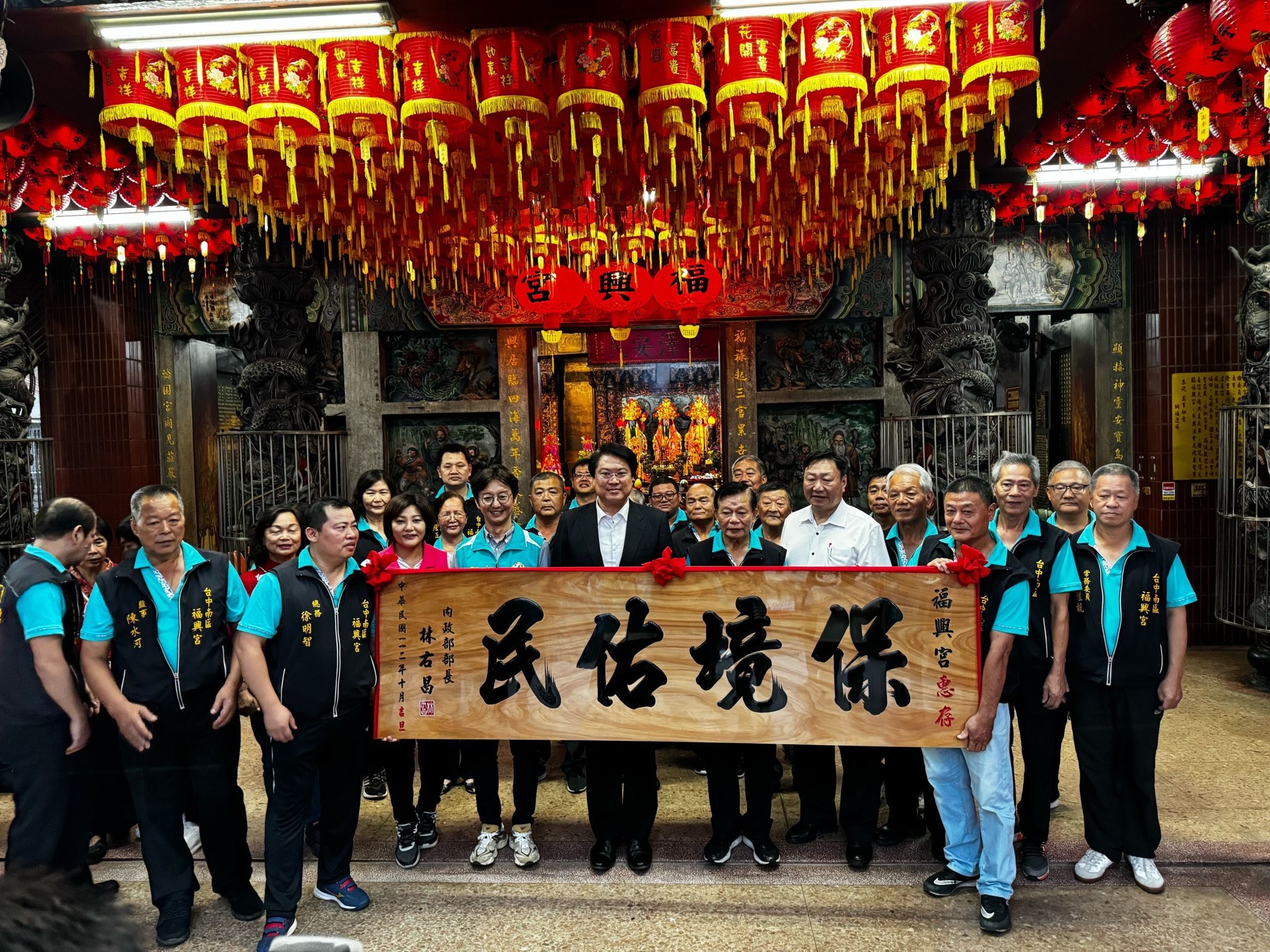 內政部長林右昌28日到台中廟宇祭拜贈匾,替參選立委的民進黨籍市議員江肇國造勢。(江肇國服務處提供)