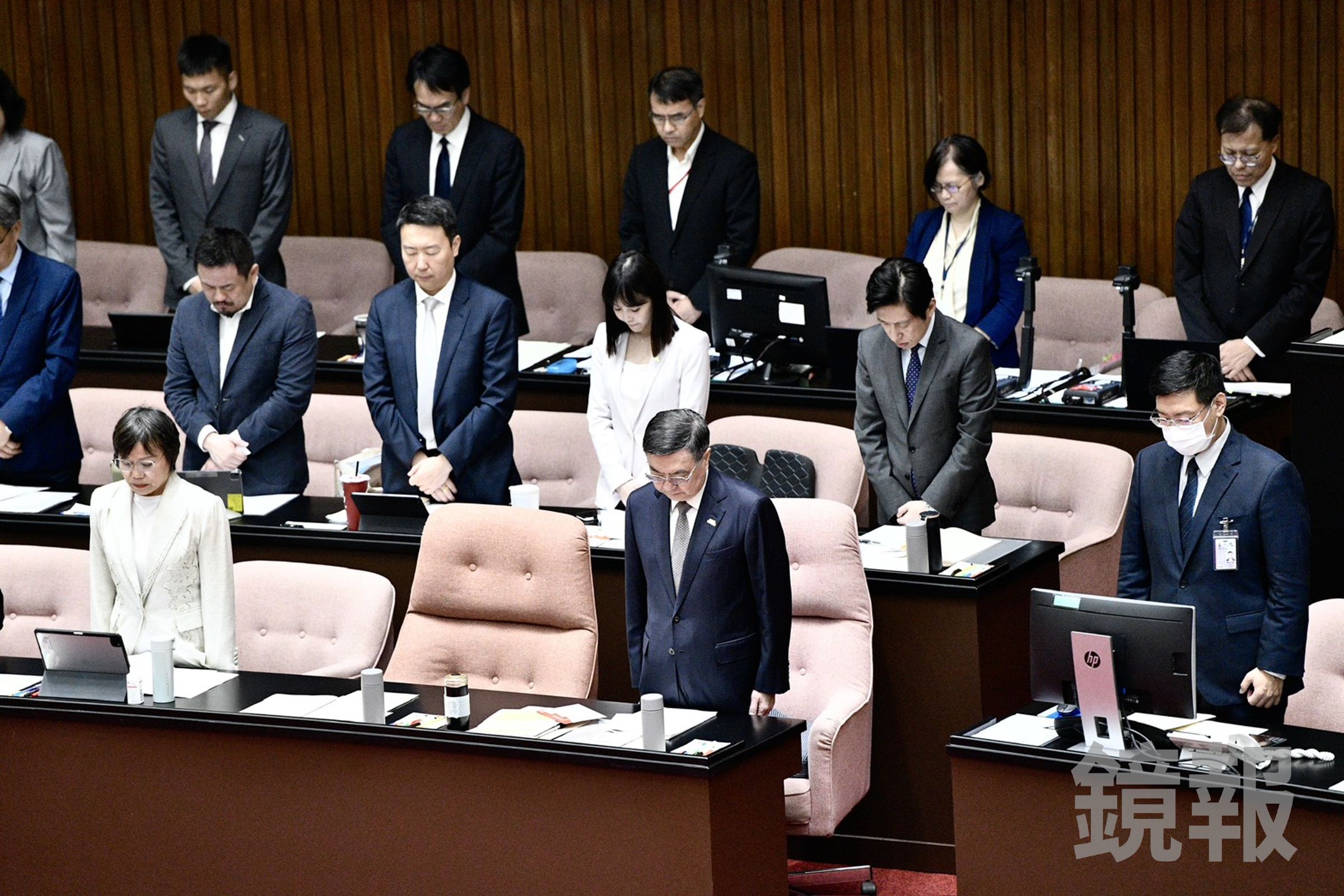 立法院長韓國瑜今天率立委、內閣官員一起默哀1分鐘。（鏡報李智為）