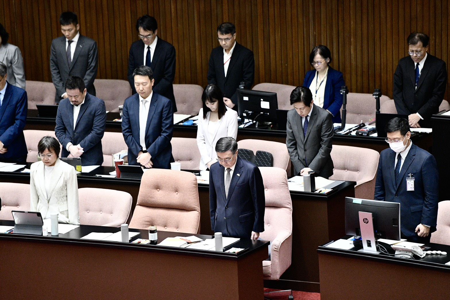 立法院長韓國瑜今天率立委、內閣官員一起默哀1分鐘。（鏡報李智為）