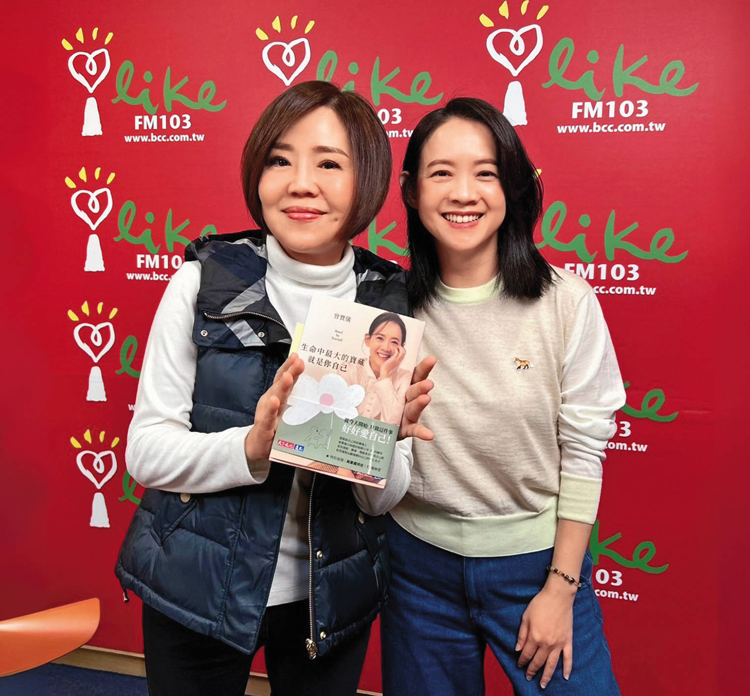 于美人（左）去年開始在中廣主持午間時段廣播節目，曾訪問曾寶儀（右）。（翻攝自于美人臉書）