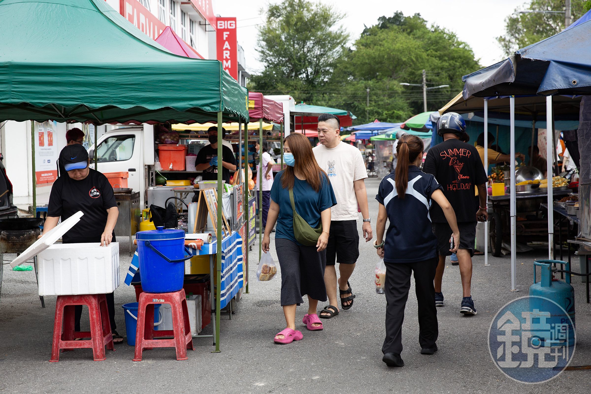 第一花園夜市據稱有超過200個攤位，販賣各式街頭小吃、水果和日常用品。