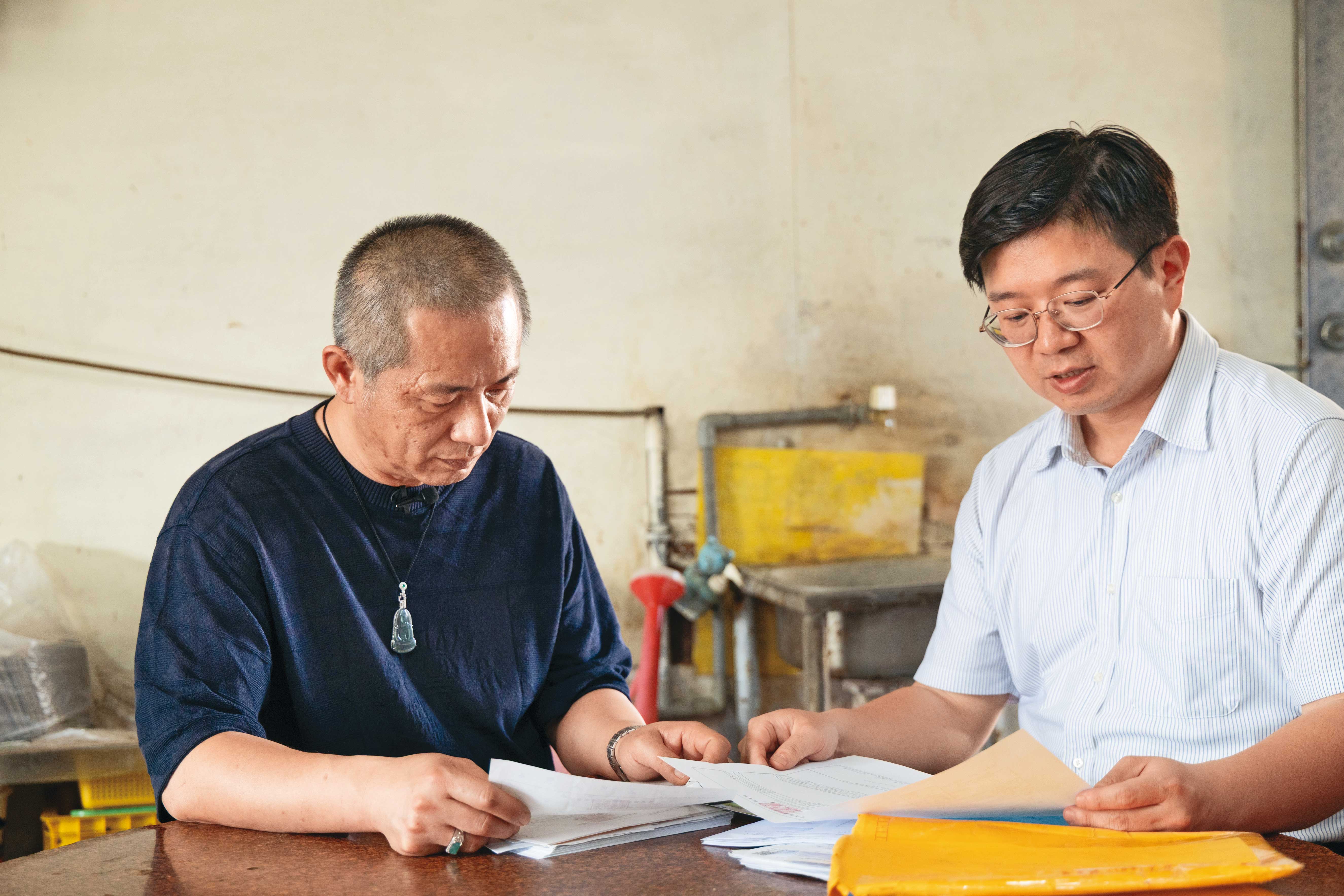 麵攤老闆鍾金虎（左）車禍後爭取理賠，值得注意的是，同一傷勢理賠金額差距竟達10倍。