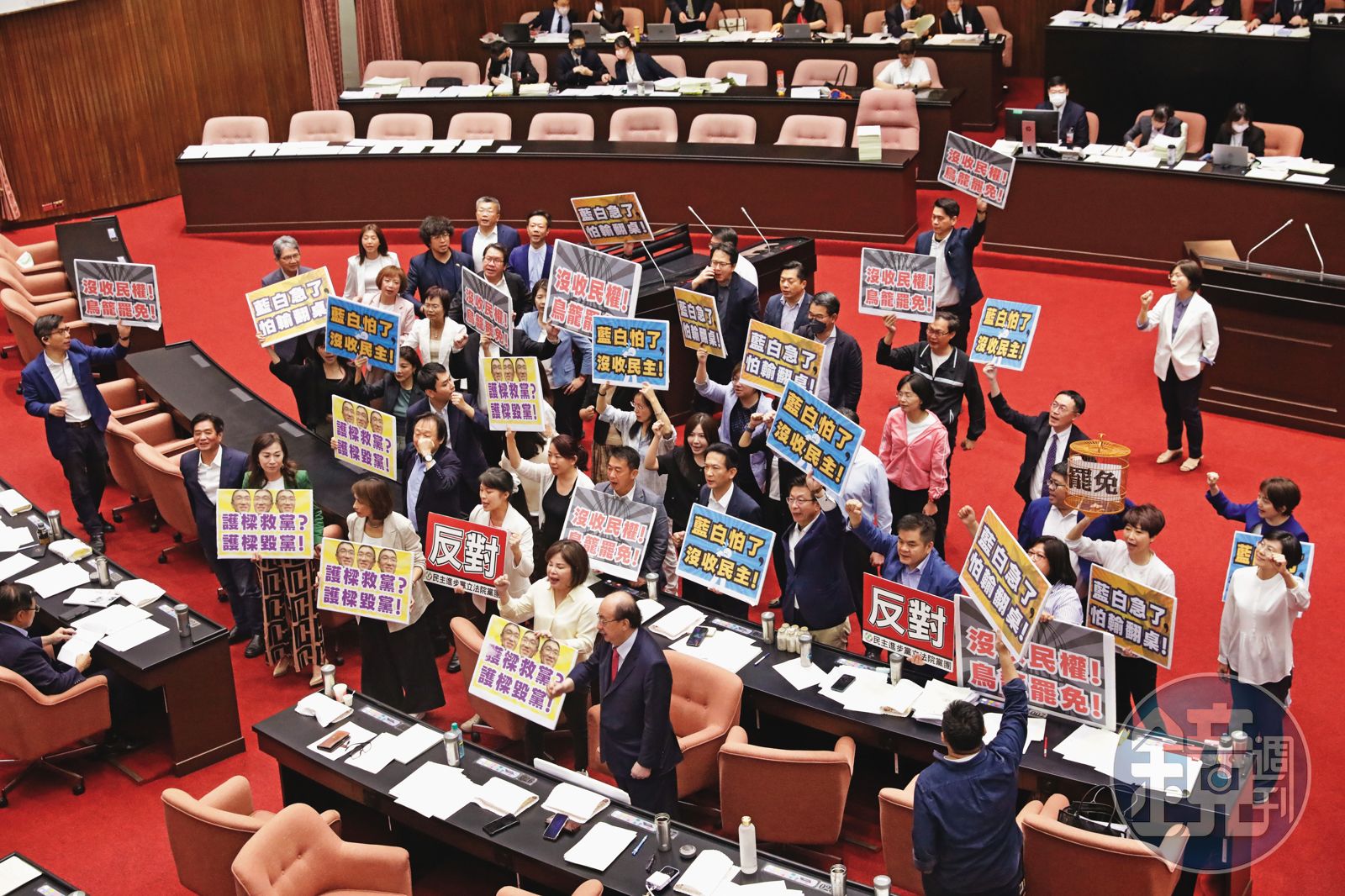 朝野為選罷法再爆激烈衝突，藍營2次攻防都居下風，最後挾人數優勢逕付二讀