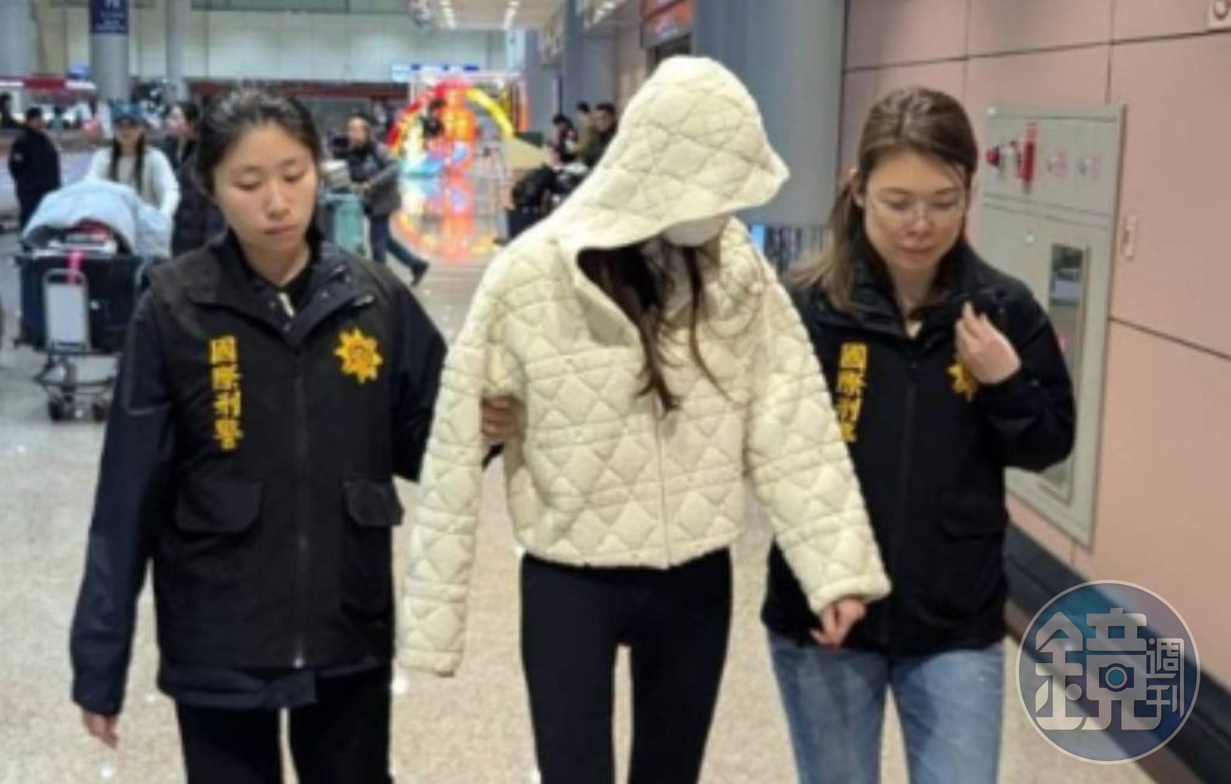 廖女在桃園機場被等候的檢警拘提到案。（中檢提供）
