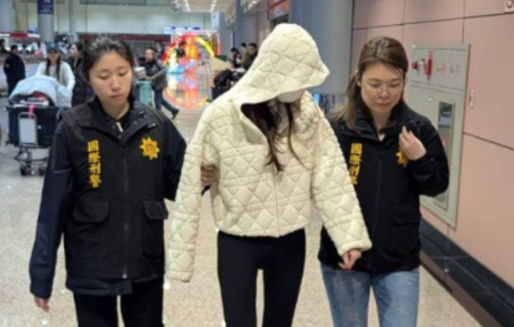 廖女在桃園機場被等候的檢警拘提到案。（中檢提供）
