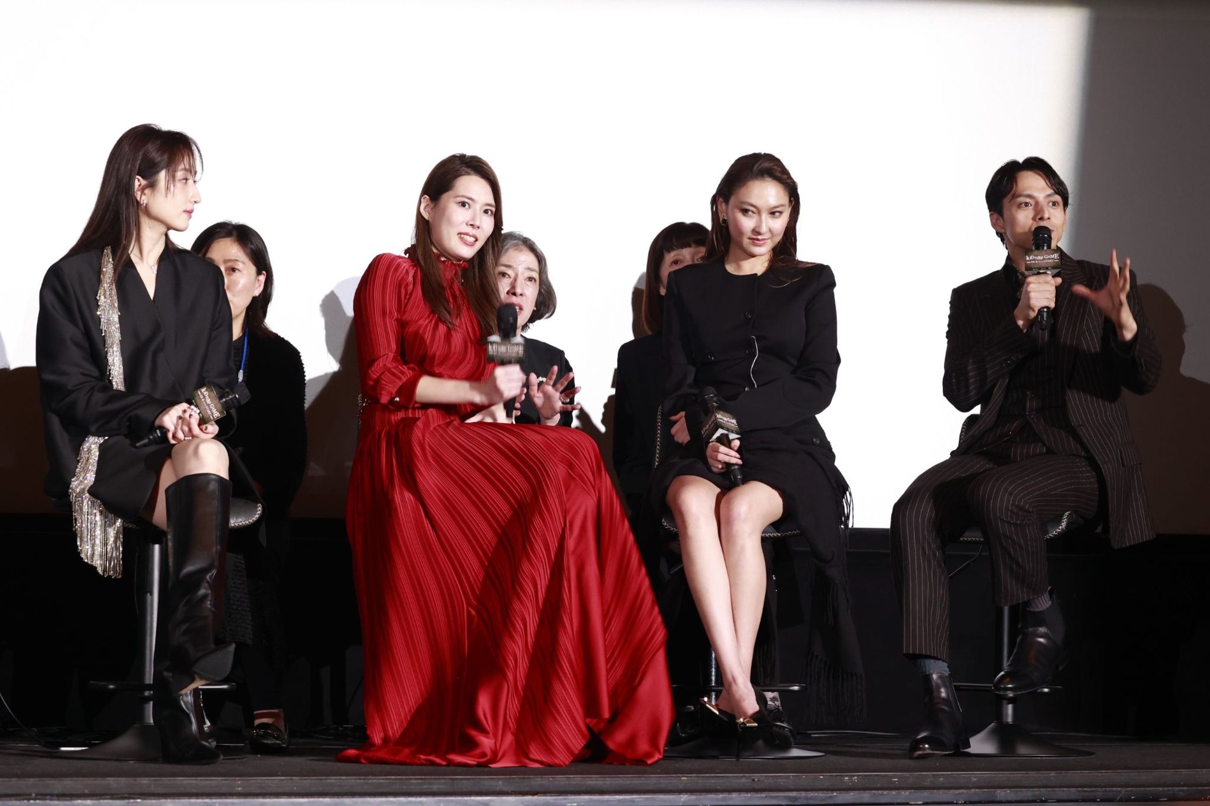 記者會上柯佳嬿（左起）、新加坡演員黃思恬、泰國演員娜露潘格慕柴辛、日本演員滿島真之介4位演員間有3名口譯協助溝通。（富士電視台提供）