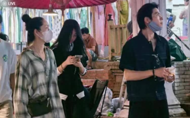 向佐、郭碧婷現身西雙版納星光夜市，夫妻倆打扮低調，毫無明星架子。（翻攝微博）