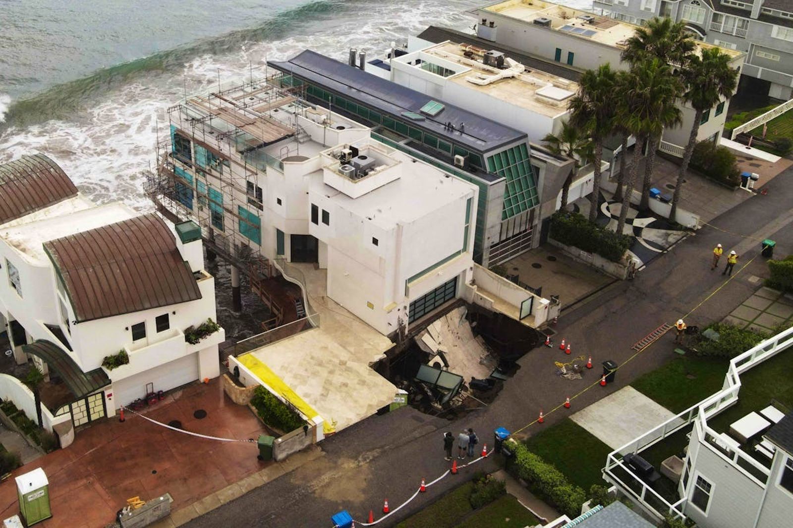 從空中俯瞰可見天坑緊貼尼可拉斯凱吉豪宅，大片路面及車道坍塌，豪宅另一側就是海岸，畫面相當驚人。（翻攝X@SuisseSUI）