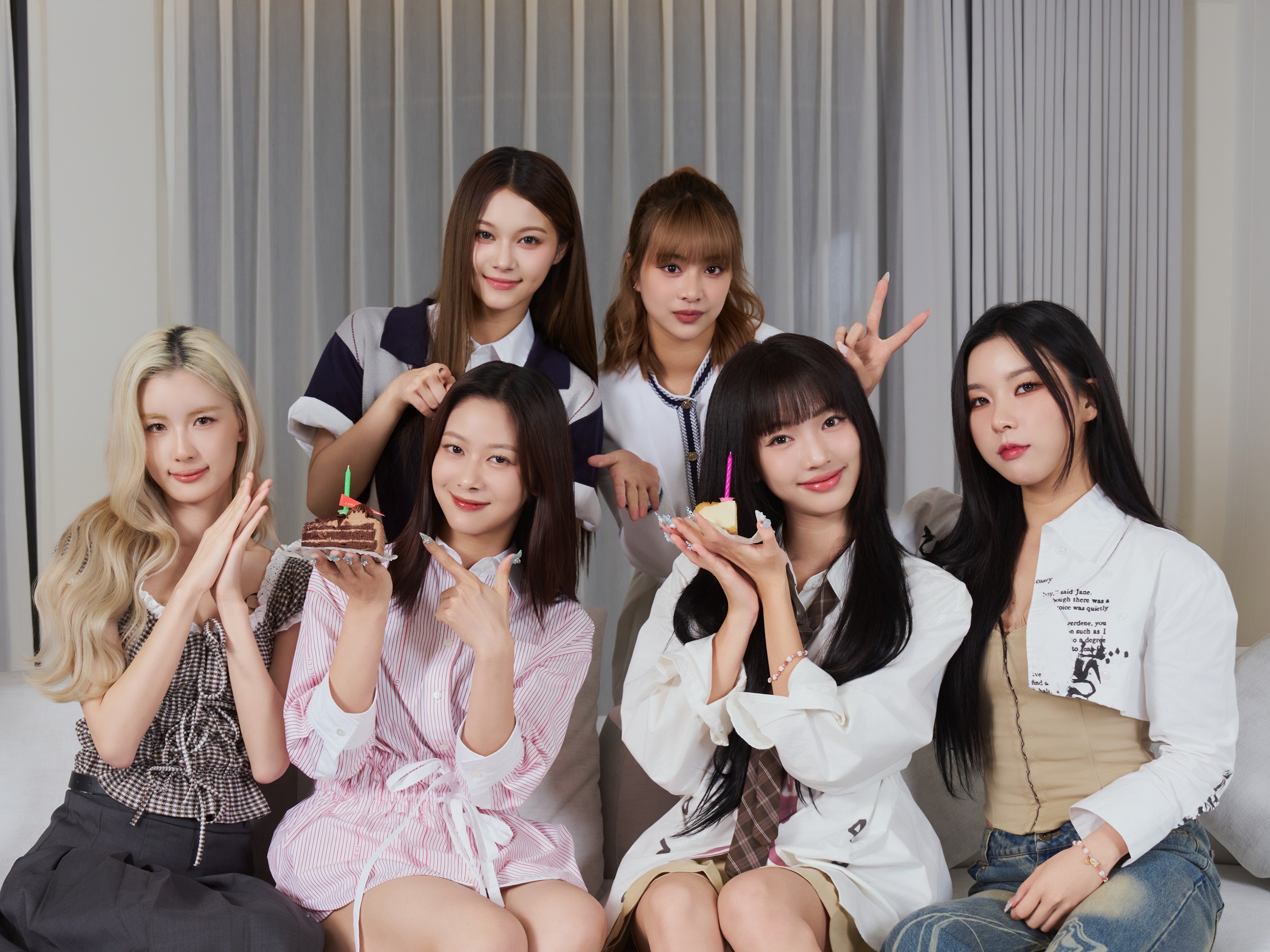 GENBLUE幻藍小熊齊聚一堂為獅子座團員慶生（下排左起：毓、XXIN、采甄、AYEON、上排左起：許媛媛、NICO）。（天空娛樂提供）