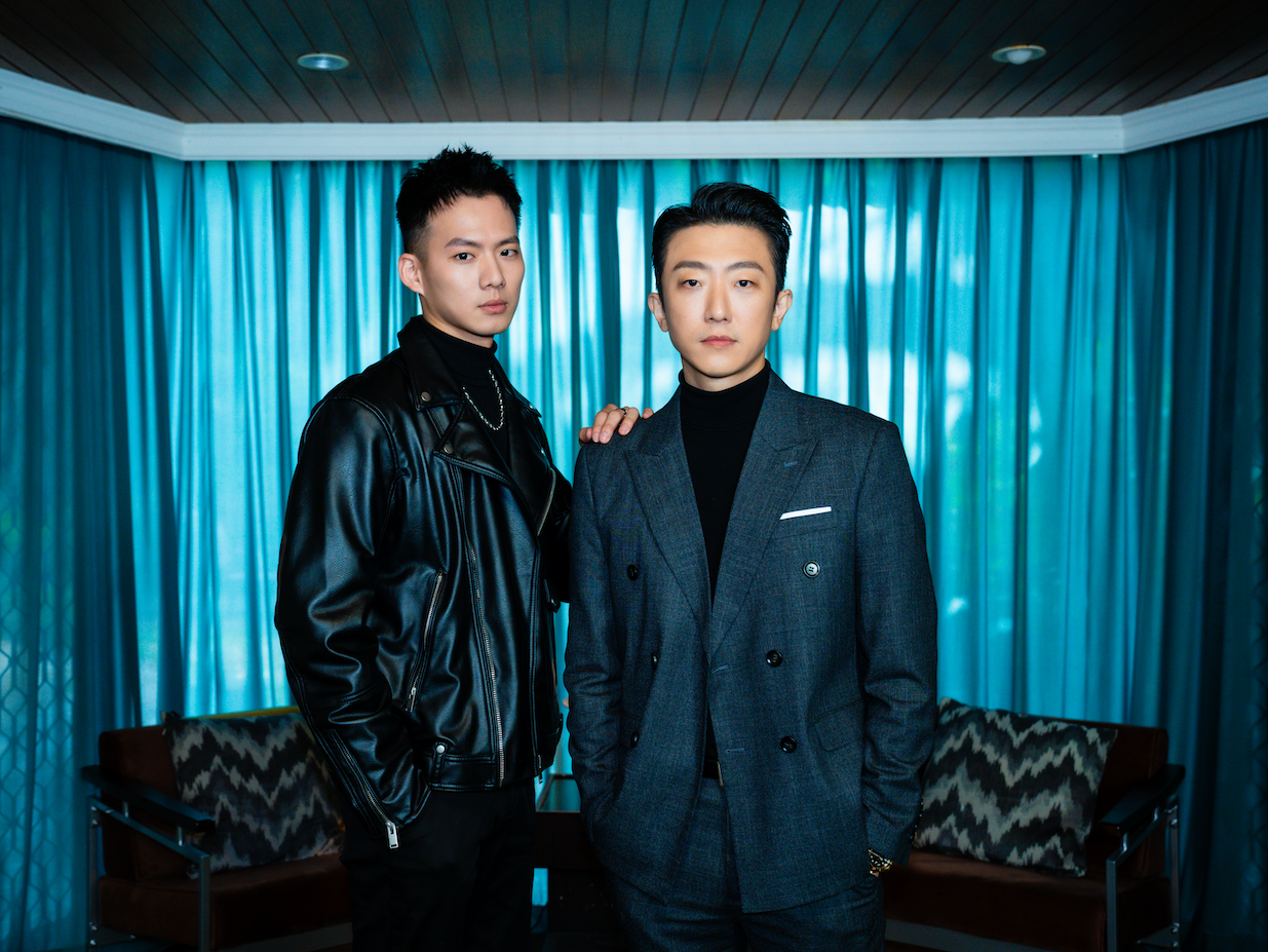 從《角頭－鬥陣欸》的敵對勢力，到《Bad Girl》成為出生入死的主僕關係，張懷秋（右）和吳念軒（左）的好默契讓兩人笑稱這次是「霸道大哥」與「武力擔當」的組合。（曼尼娛樂提供）