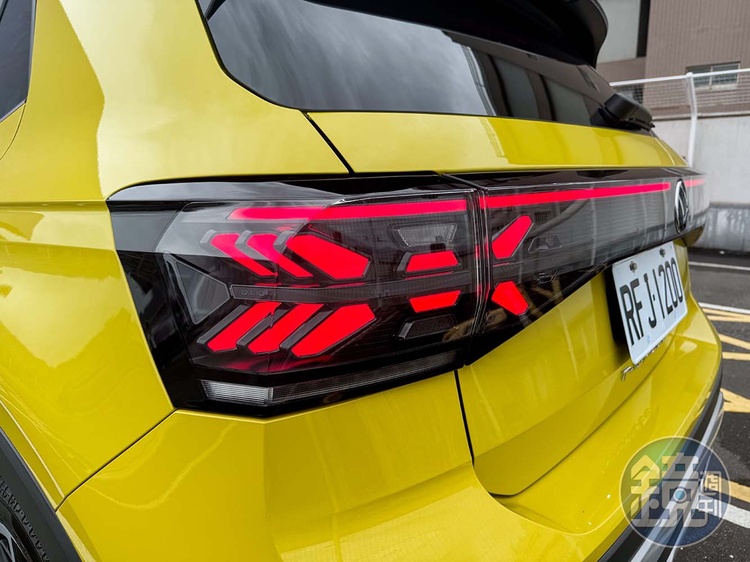 車尾燈重新的設計，辨識度相當高。