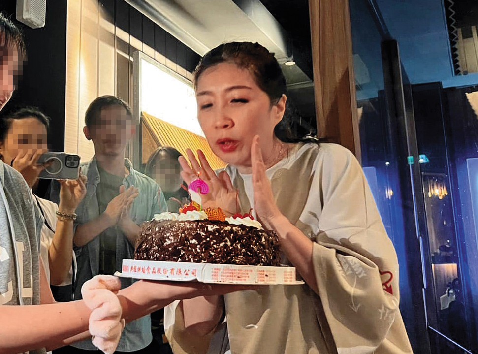 雖然離婚官司煩人糾纏，去年黃嘉千排演遇上生日，身邊友人溫馨送上蛋糕幫她慶生打氣。（翻攝自黃嘉千臉書）