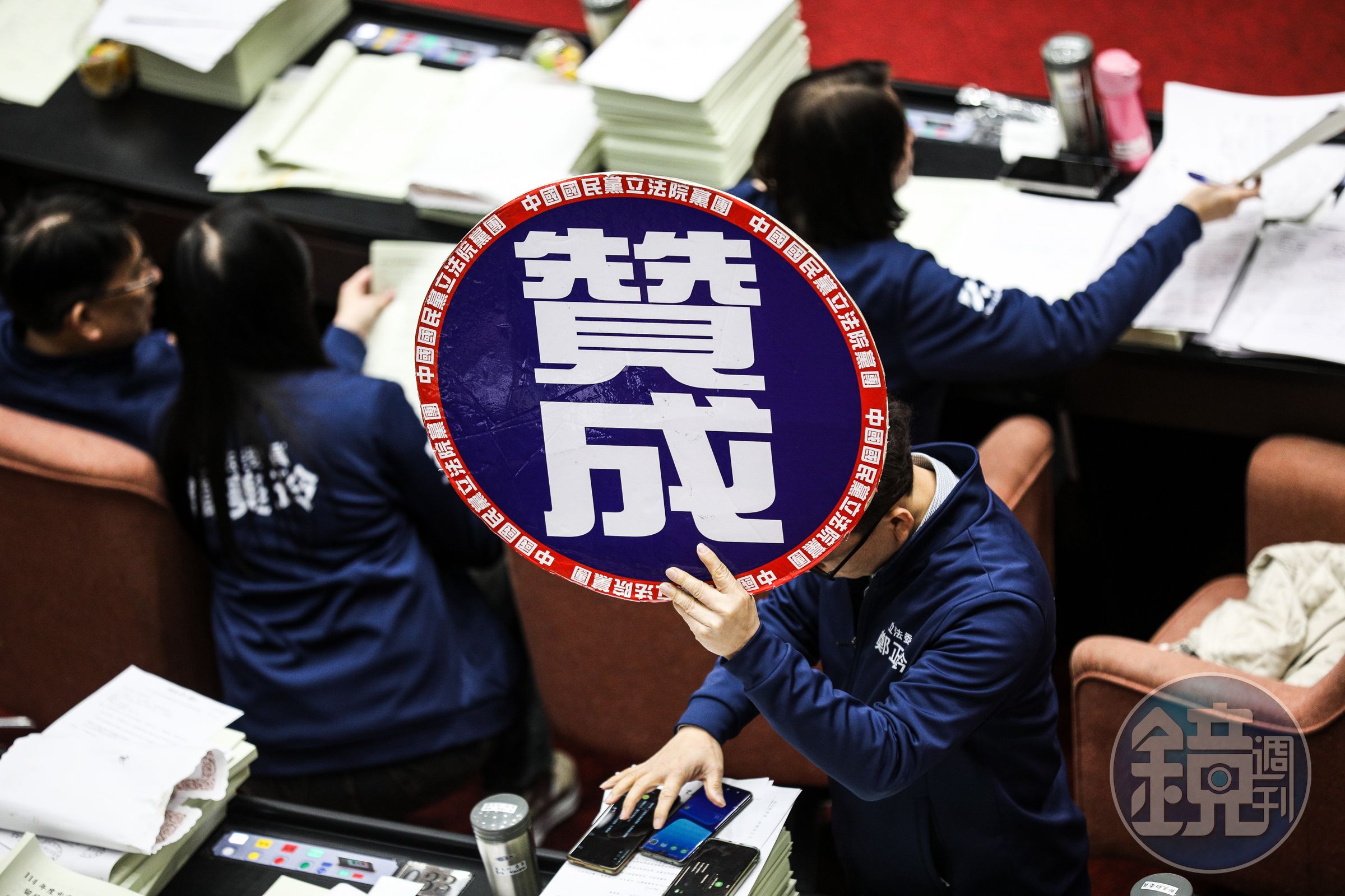 國民黨與民眾黨聯手通過提案,刪除行政院各地聯合服務中心業務費預算,綠委表示,中南部、東部地區的民眾要辦護照可能都得北上奔波了。