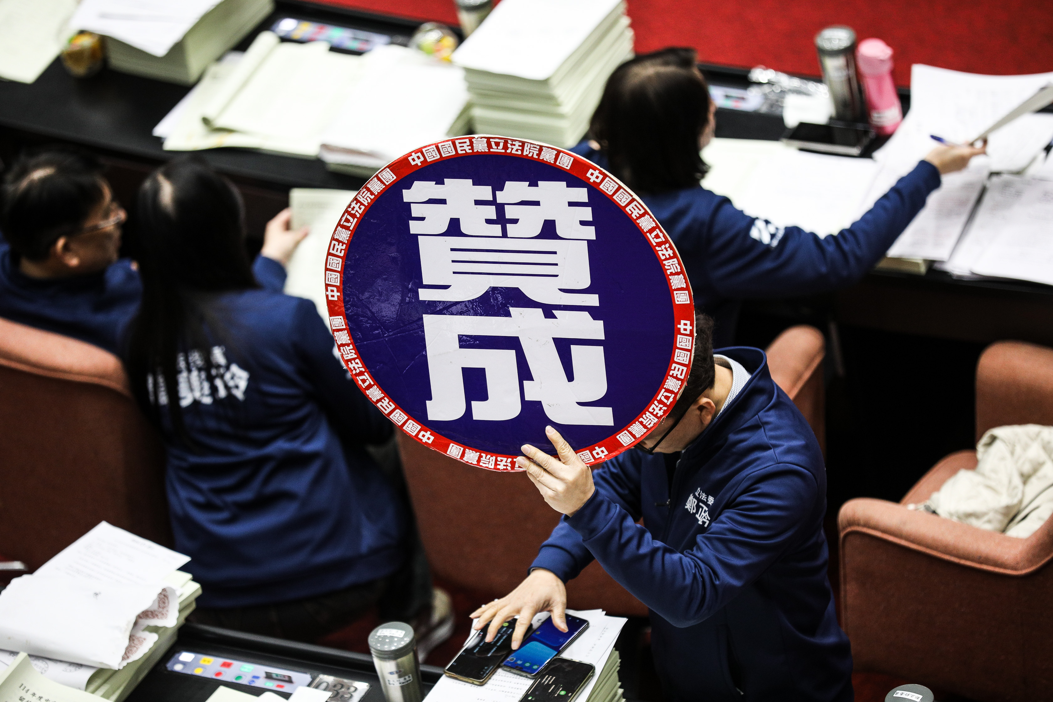 國民黨與民眾黨聯手通過提案，刪除行政院各地聯合服務中心業務費預算，綠委表示，中南部、東部地區的民眾要辦護照可能都得北上奔波了。