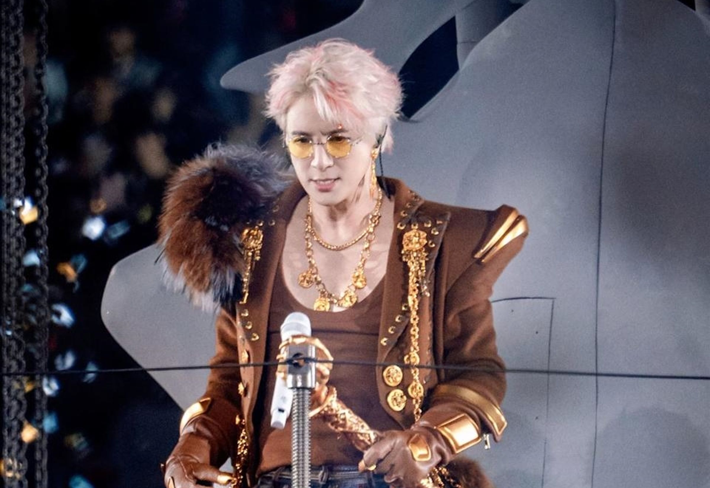 薛之謙舉行《萬獸之王》巡演時,突遇強降雨影響,導致舞台設備出現多項故障,宣布當晚門票全額退費。(翻攝自微博)