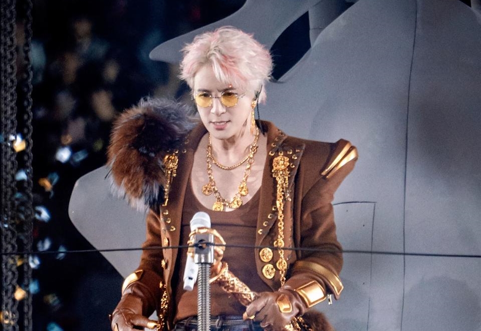 薛之謙舉行《萬獸之王》巡演時，突遇強降雨影響，導致舞台設備出現多項故障，宣布當晚門票全額退費。（翻攝自微博）