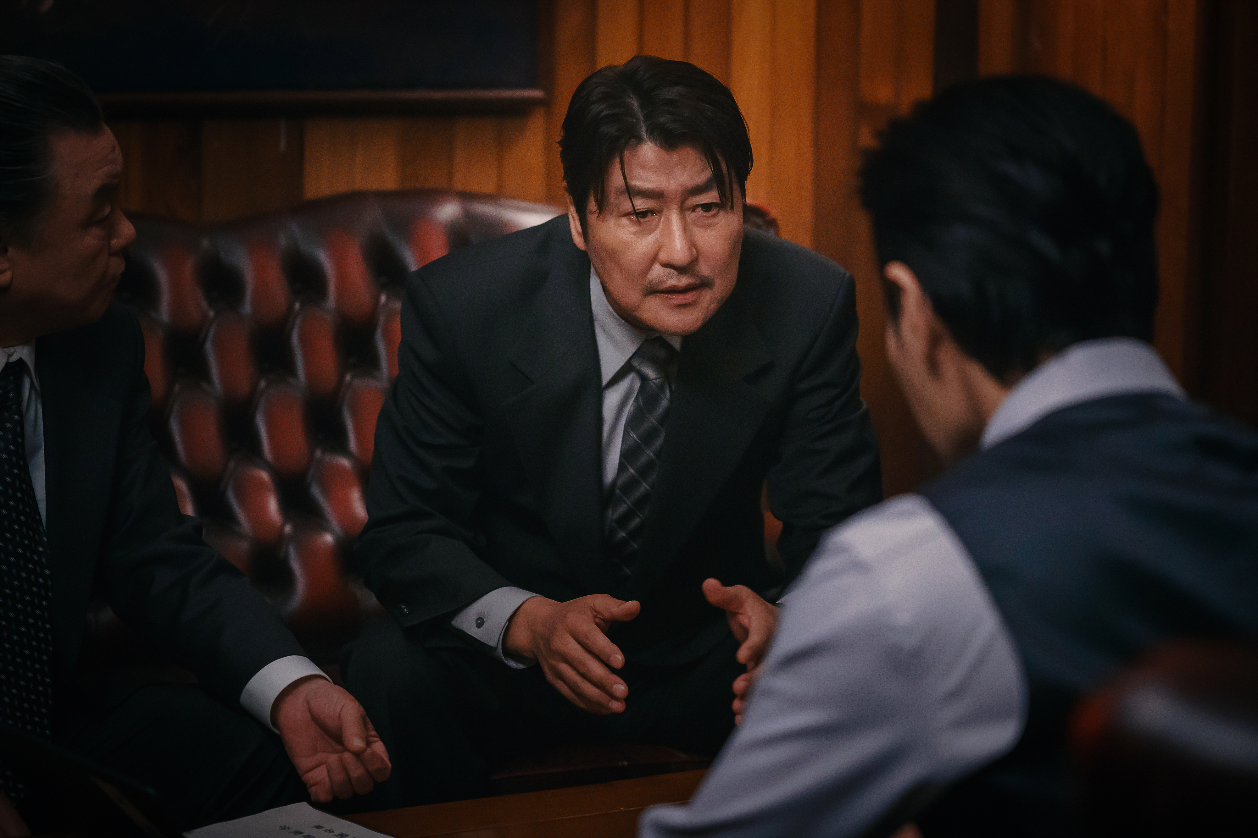 宋康昊入行以來首次接演連續劇《逆貧大叔》,對於每週都有新集數上線感到新鮮。(Disney+提供)