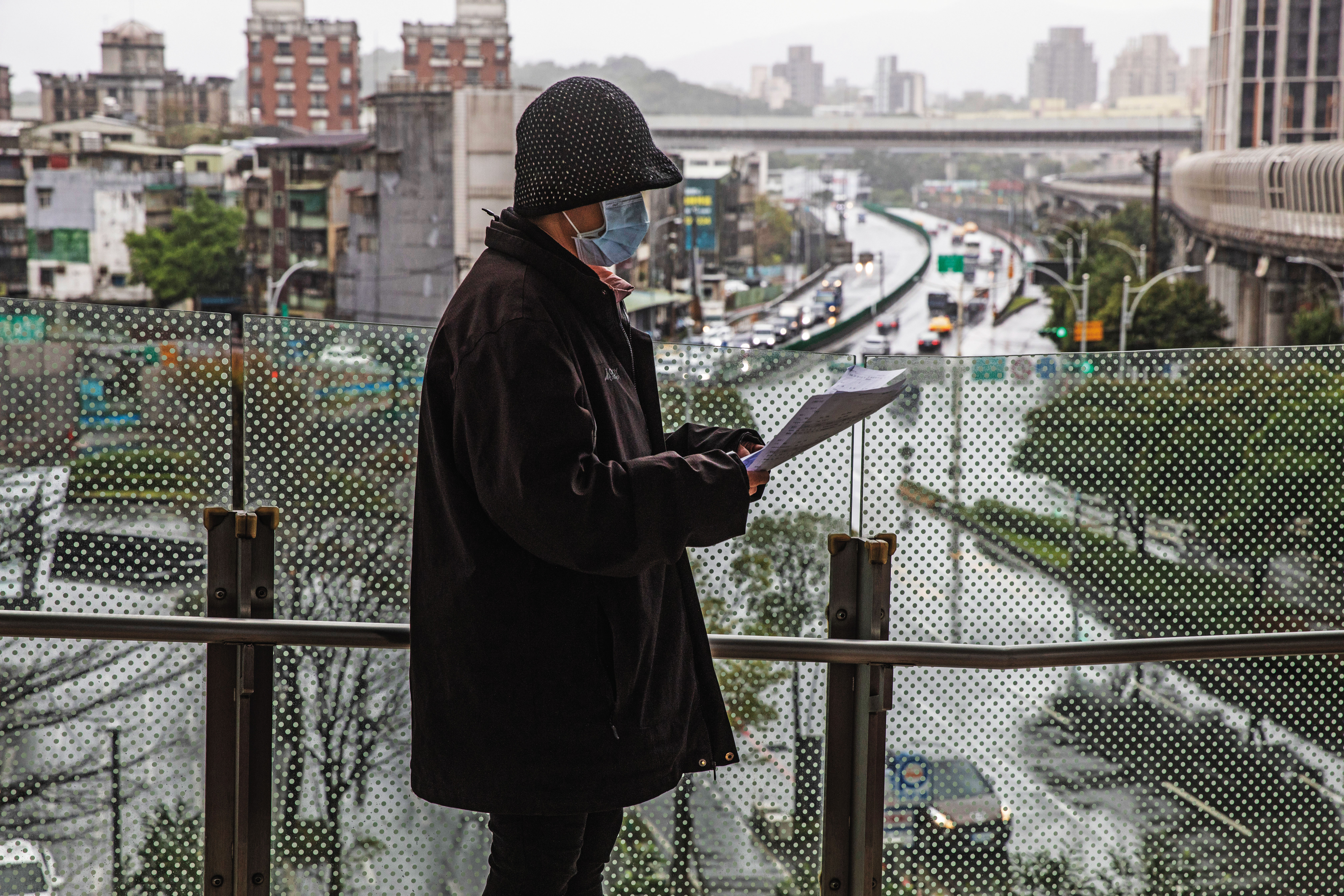 中年失業，又達到一次請領老年給付的資格，陳小姐很苦惱不知該選擇一次請領、還是領年金。