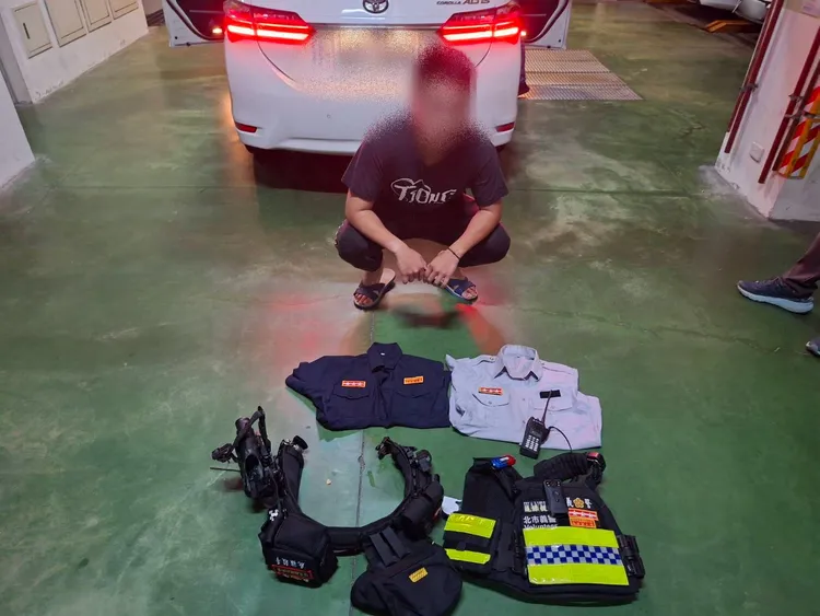 陳姓男子疑似從網路購得仿製警察制服及配件，自稱「懷有警察夢」，竟闖入火場指揮交通。（翻攝畫面）