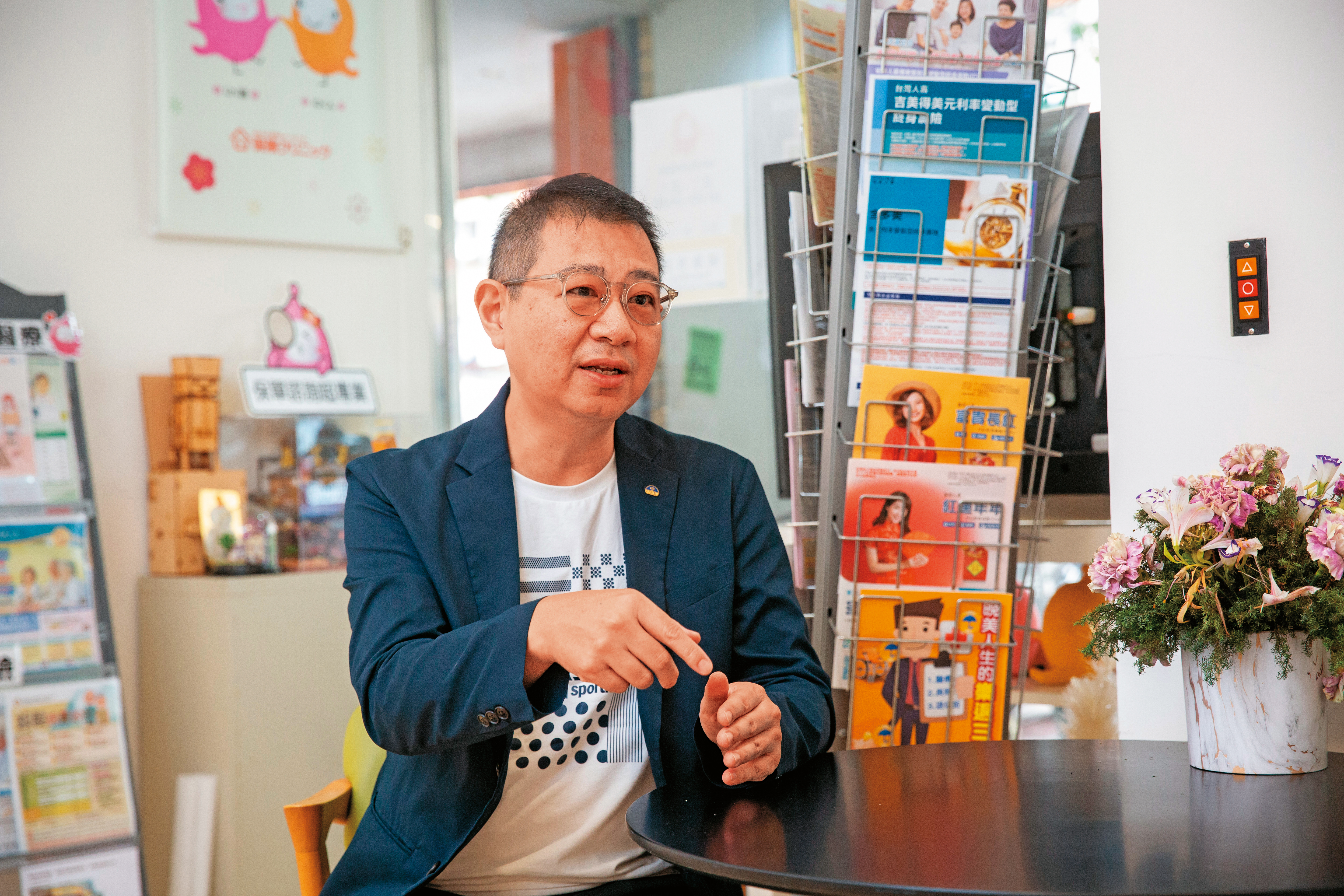 保險本舖壽險顧問駱潤生建議，可透過利變型壽險轉年金及投資ETF，累積退休金。
