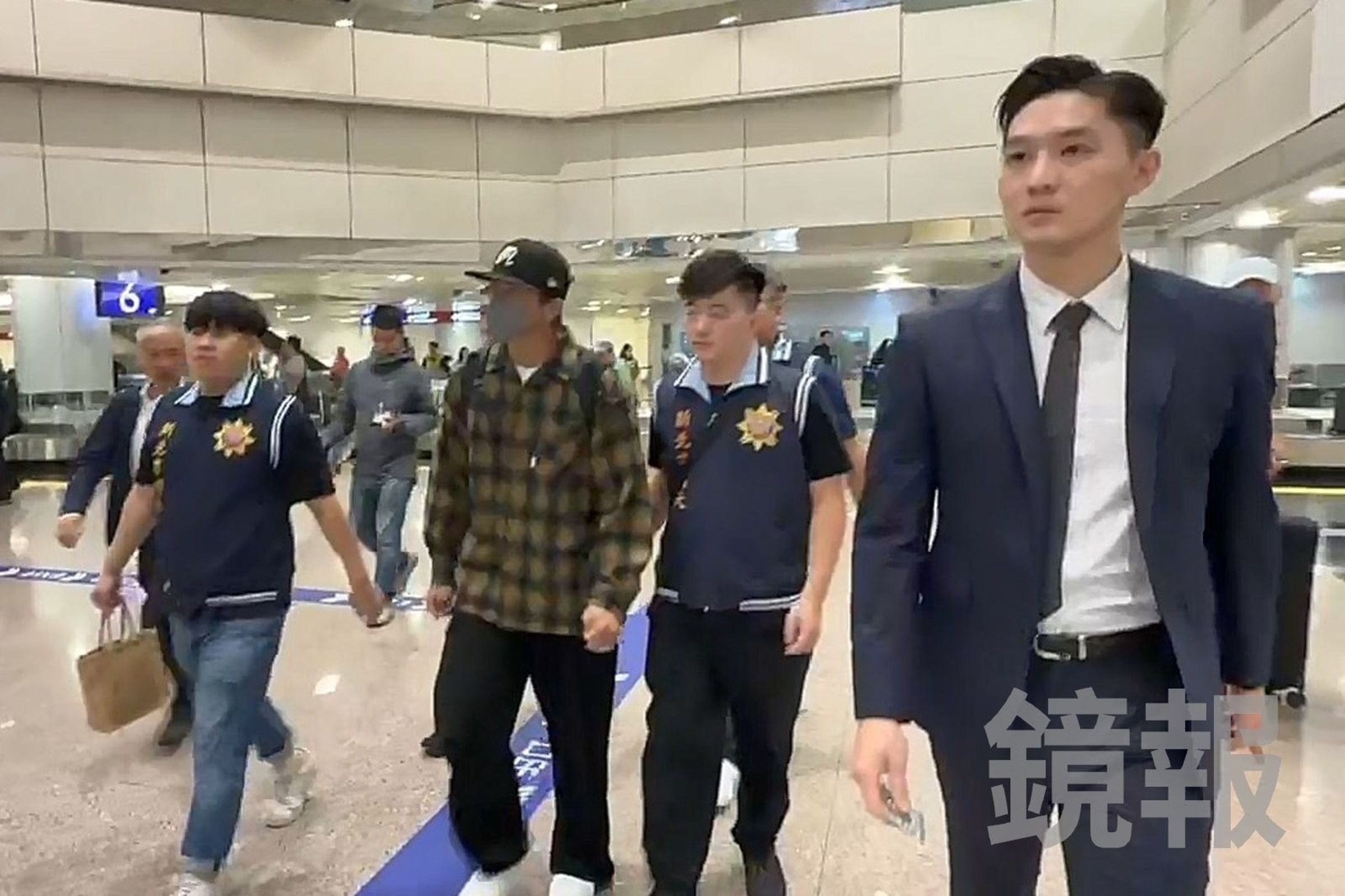 新北地檢署檢察官粘鑫（圖右1）今天意外成為關注焦點。（鏡報提供）